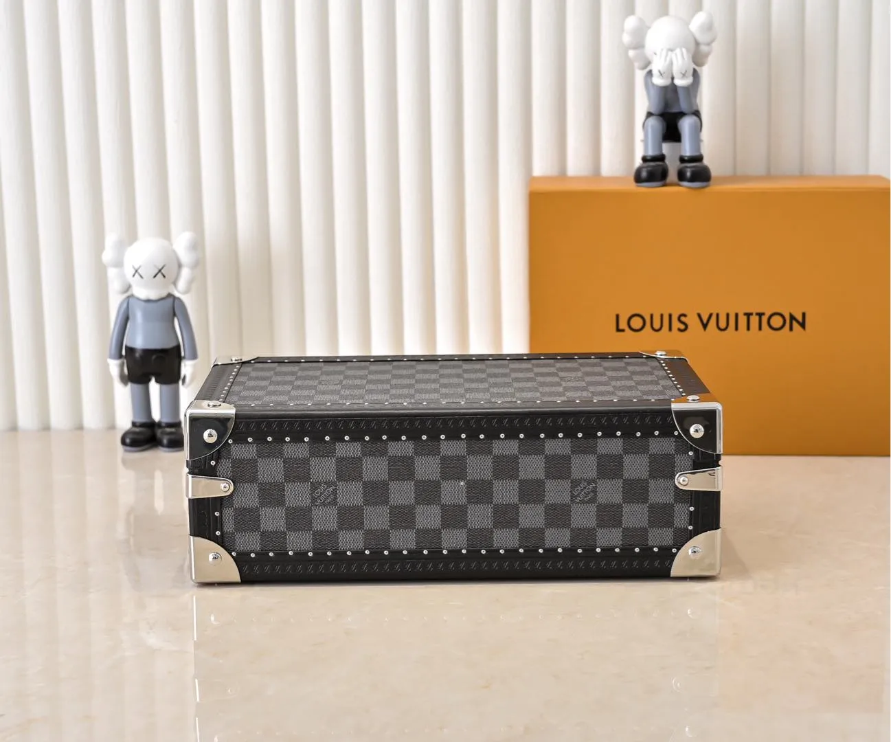 💰940 Top Original M4700B [Exclusive Photography, Upgraded Original] 8-piece watch box with black grid and purple lining. This 8-piece watch box is made of classic Monogram canvas. Equipped with a removable tray to hide valuables.  -34.0*18.0*11.0cm✅ (Length*width*height)✅ -Equipped with 8 small pouches to hold 8 wrist watches✅ -Partitioned in the middle. Can store valuables✅ -Push open the automatic pop-up lock✅ -Inner lining with velvet✅ -Silver metal/hardware✅ -Excellent workmanship, every detail is just right✅ -Purely handmade, every small nail is clearly in place, ✅ LOUIS VUITTON hard box is like a treasure box that travels through history Its sturdiness is a hallmark of Louis Vuitton’s traditional craftsmanship✅