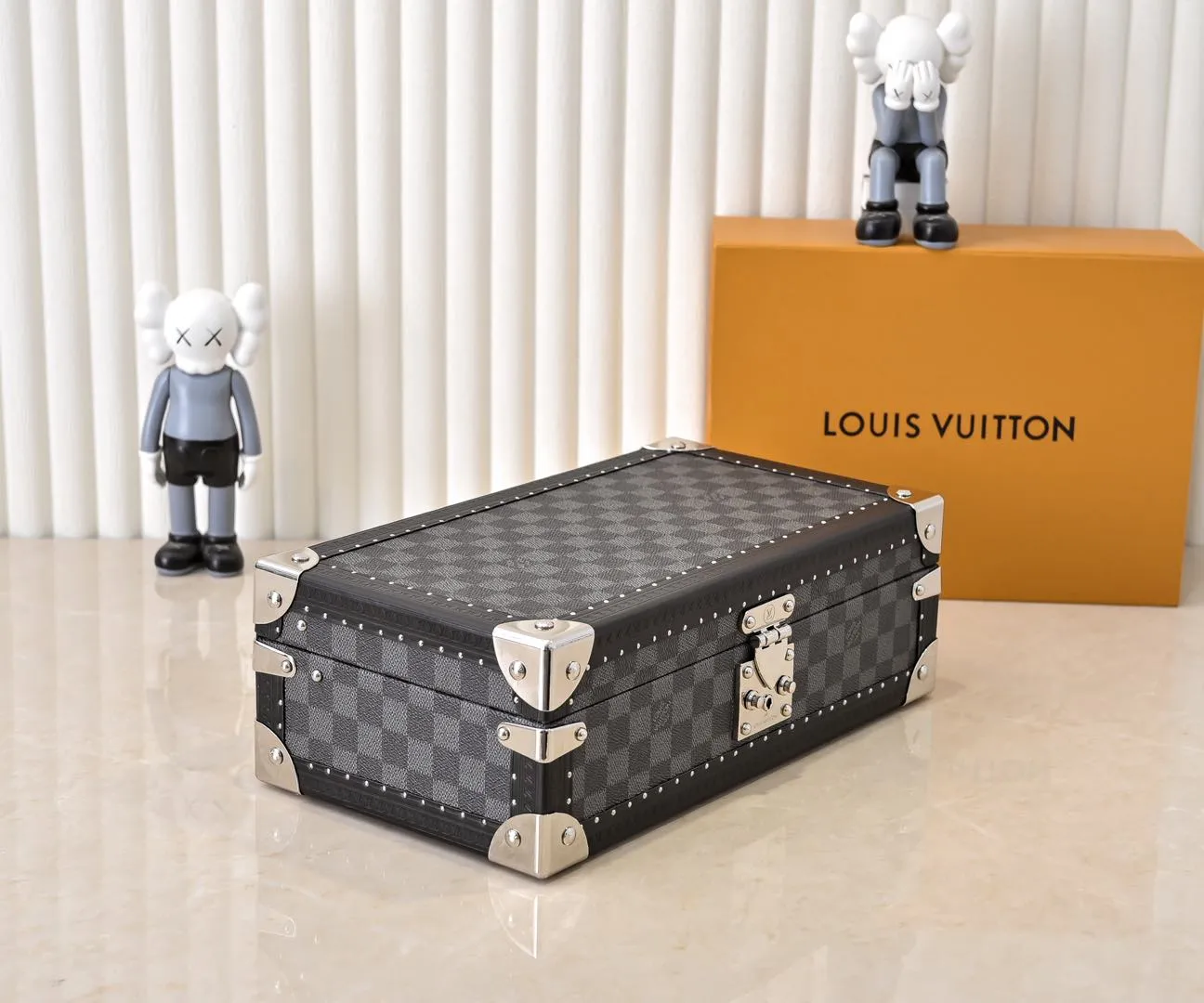 💰940 Top Original M4700B [Exclusive Photography, Upgraded Original] 8-piece watch box with black grid and purple lining. This 8-piece watch box is made of classic Monogram canvas. Equipped with a removable tray to hide valuables.  -34.0*18.0*11.0cm✅ (Length*width*height)✅ -Equipped with 8 small pouches to hold 8 wrist watches✅ -Partitioned in the middle. Can store valuables✅ -Push open the automatic pop-up lock✅ -Inner lining with velvet✅ -Silver metal/hardware✅ -Excellent workmanship, every detail is just right✅ -Purely handmade, every small nail is clearly in place, ✅ LOUIS VUITTON hard box is like a treasure box that travels through history Its sturdiness is a hallmark of Louis Vuitton’s traditional craftsmanship✅