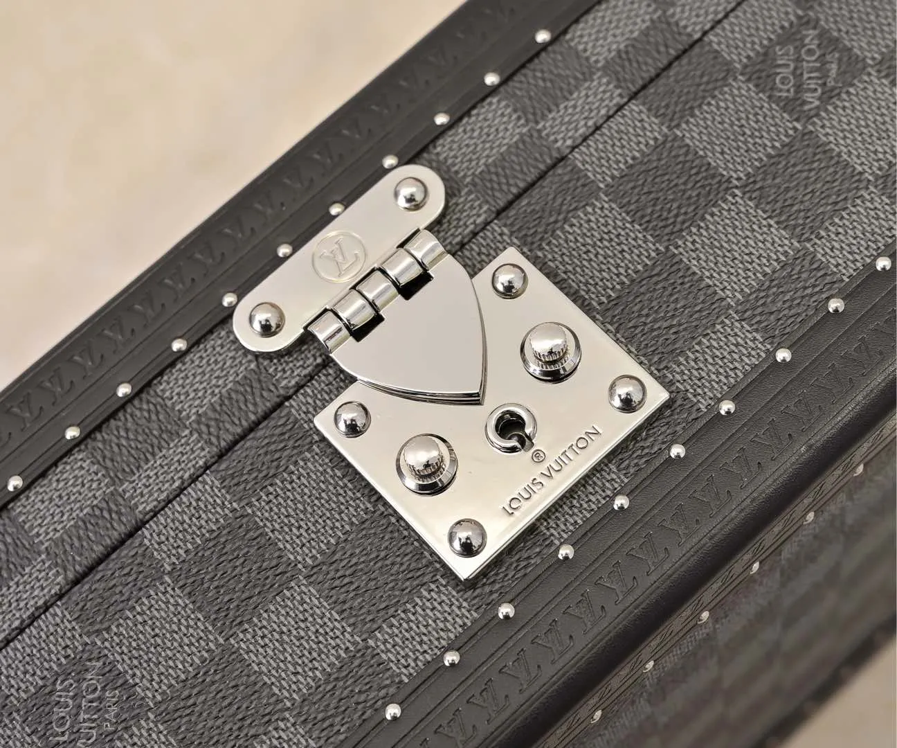 💰940 Top Original M4700B [Exclusive Photography, Upgraded Original] 8-piece watch box with black grid and purple lining. This 8-piece watch box is made of classic Monogram canvas. Equipped with a removable tray to hide valuables.  -34.0*18.0*11.0cm✅ (Length*width*height)✅ -Equipped with 8 small pouches to hold 8 wrist watches✅ -Partitioned in the middle. Can store valuables✅ -Push open the automatic pop-up lock✅ -Inner lining with velvet✅ -Silver metal/hardware✅ -Excellent workmanship, every detail is just right✅ -Purely handmade, every small nail is clearly in place, ✅ LOUIS VUITTON hard box is like a treasure box that travels through history Its sturdiness is a hallmark of Louis Vuitton’s traditional craftsmanship✅