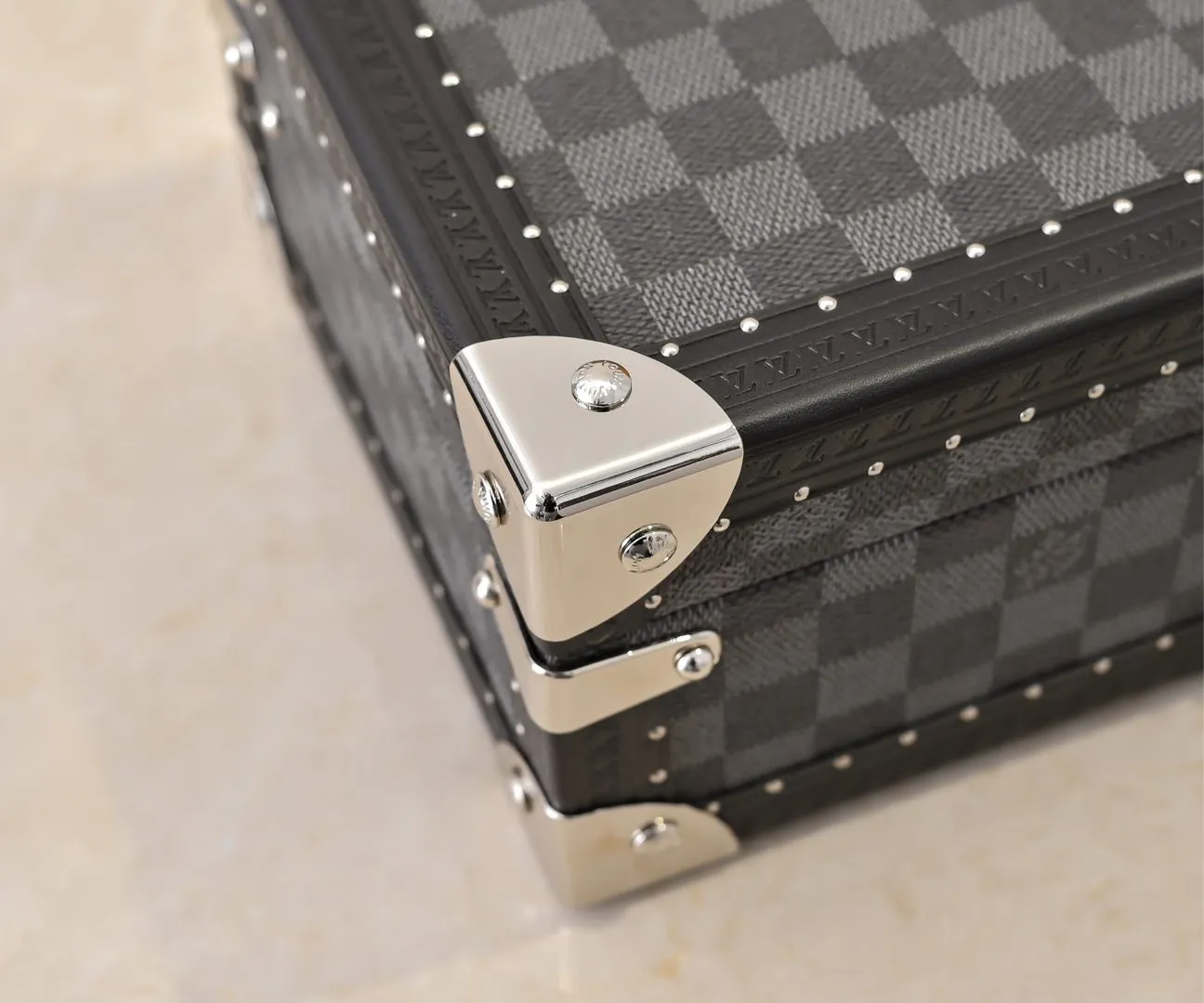 💰940 Top Original M4700B [Exclusive Photography, Upgraded Original] 8-piece watch box with black grid and purple lining. This 8-piece watch box is made of classic Monogram canvas. Equipped with a removable tray to hide valuables.  -34.0*18.0*11.0cm✅ (Length*width*height)✅ -Equipped with 8 small pouches to hold 8 wrist watches✅ -Partitioned in the middle. Can store valuables✅ -Push open the automatic pop-up lock✅ -Inner lining with velvet✅ -Silver metal/hardware✅ -Excellent workmanship, every detail is just right✅ -Purely handmade, every small nail is clearly in place, ✅ LOUIS VUITTON hard box is like a treasure box that travels through history Its sturdiness is a hallmark of Louis Vuitton’s traditional craftsmanship✅