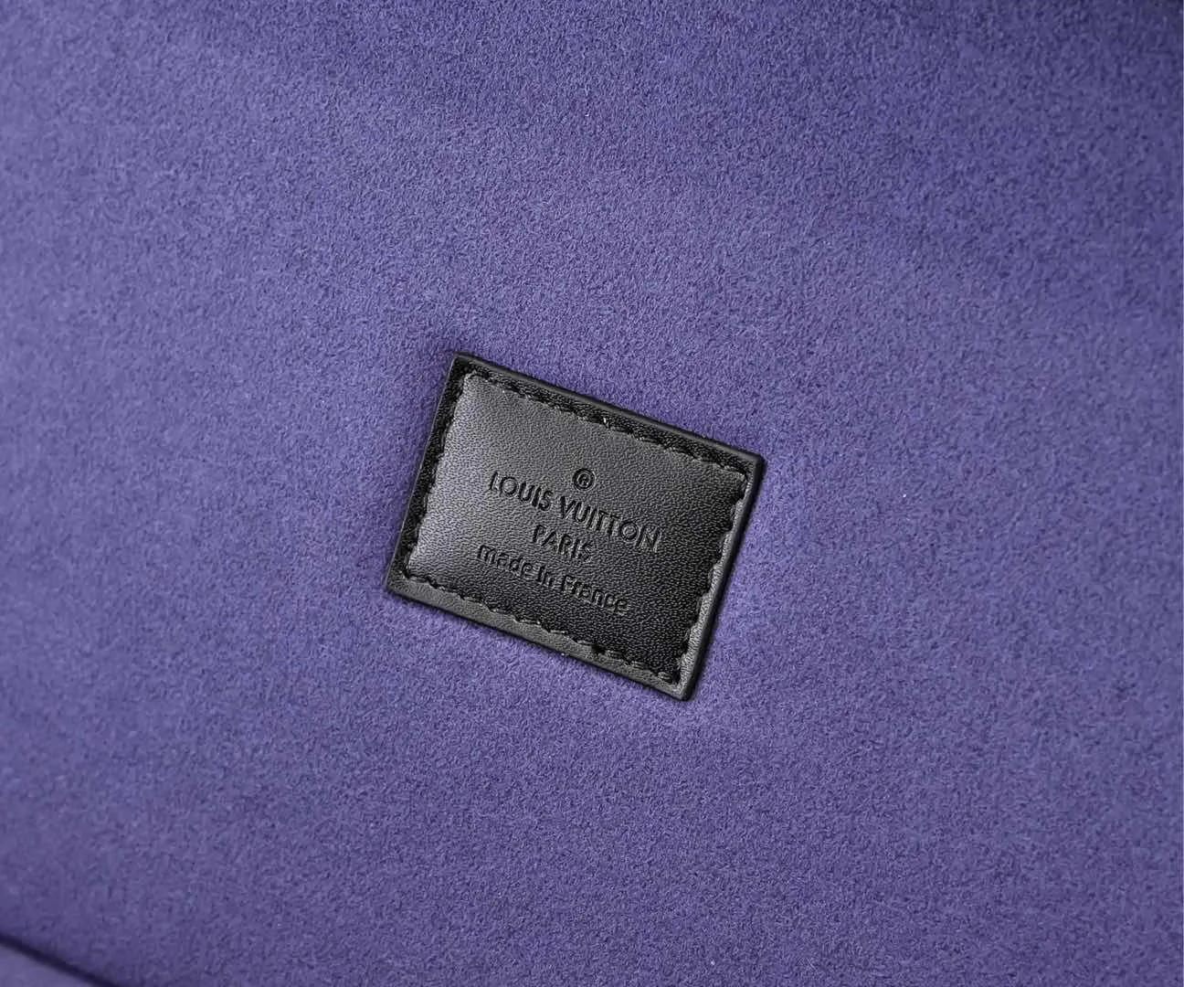 💰940 Top Original M4700B [Exclusive Photography, Upgraded Original] 8-piece watch box with black grid and purple lining. This 8-piece watch box is made of classic Monogram canvas. Equipped with a removable tray to hide valuables.  -34.0*18.0*11.0cm✅ (Length*width*height)✅ -Equipped with 8 small pouches to hold 8 wrist watches✅ -Partitioned in the middle. Can store valuables✅ -Push open the automatic pop-up lock✅ -Inner lining with velvet✅ -Silver metal/hardware✅ -Excellent workmanship, every detail is just right✅ -Purely handmade, every small nail is clearly in place, ✅ LOUIS VUITTON hard box is like a treasure box that travels through history Its sturdiness is a hallmark of Louis Vuitton’s traditional craftsmanship✅