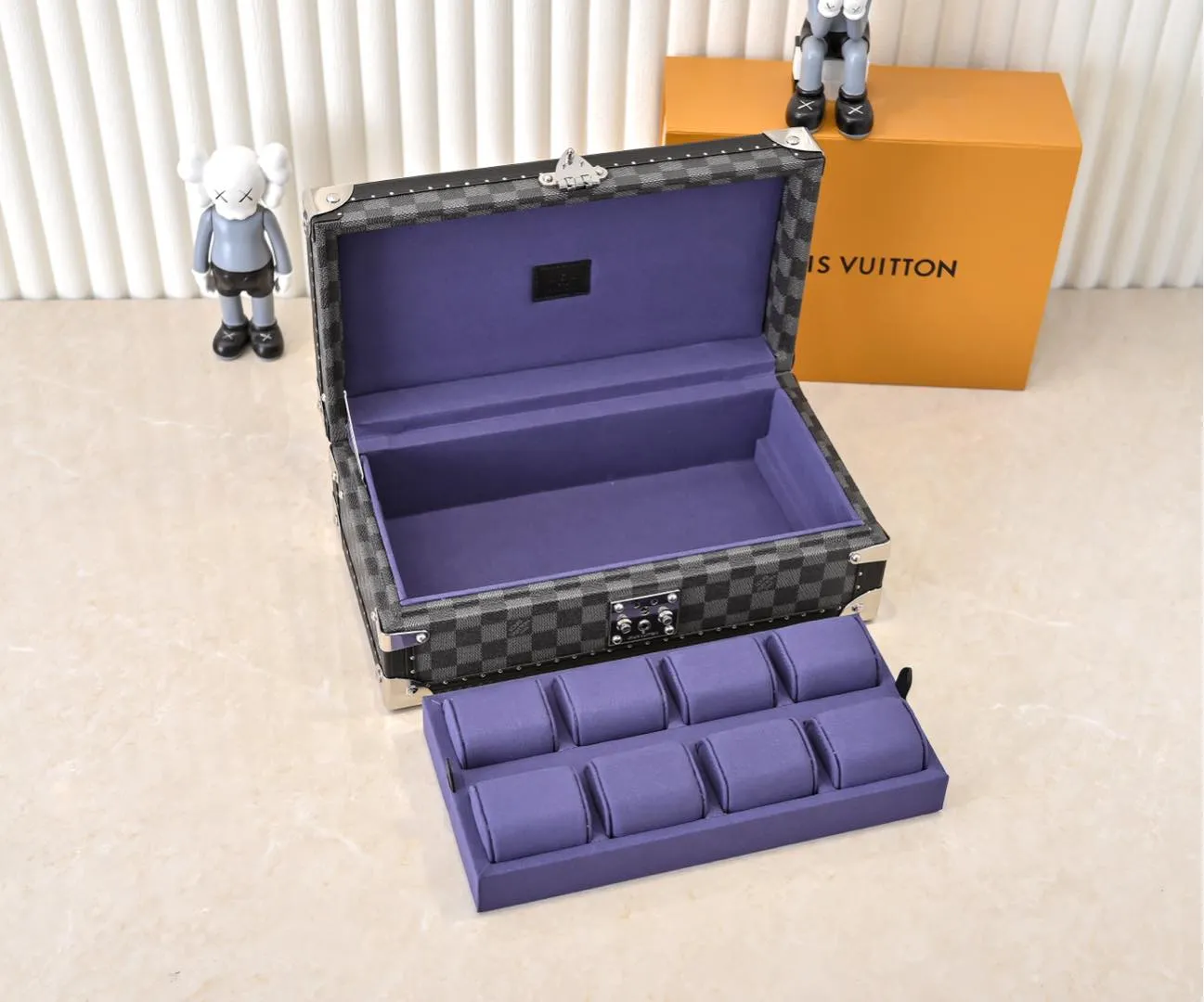 💰940 Top Original M4700B [Exclusive Photography, Upgraded Original] 8-piece watch box with black grid and purple lining. This 8-piece watch box is made of classic Monogram canvas. Equipped with a removable tray to hide valuables.  -34.0*18.0*11.0cm✅ (Length*width*height)✅ -Equipped with 8 small pouches to hold 8 wrist watches✅ -Partitioned in the middle. Can store valuables✅ -Push open the automatic pop-up lock✅ -Inner lining with velvet✅ -Silver metal/hardware✅ -Excellent workmanship, every detail is just right✅ -Purely handmade, every small nail is clearly in place, ✅ LOUIS VUITTON hard box is like a treasure box that travels through history Its sturdiness is a hallmark of Louis Vuitton’s traditional craftsmanship✅
