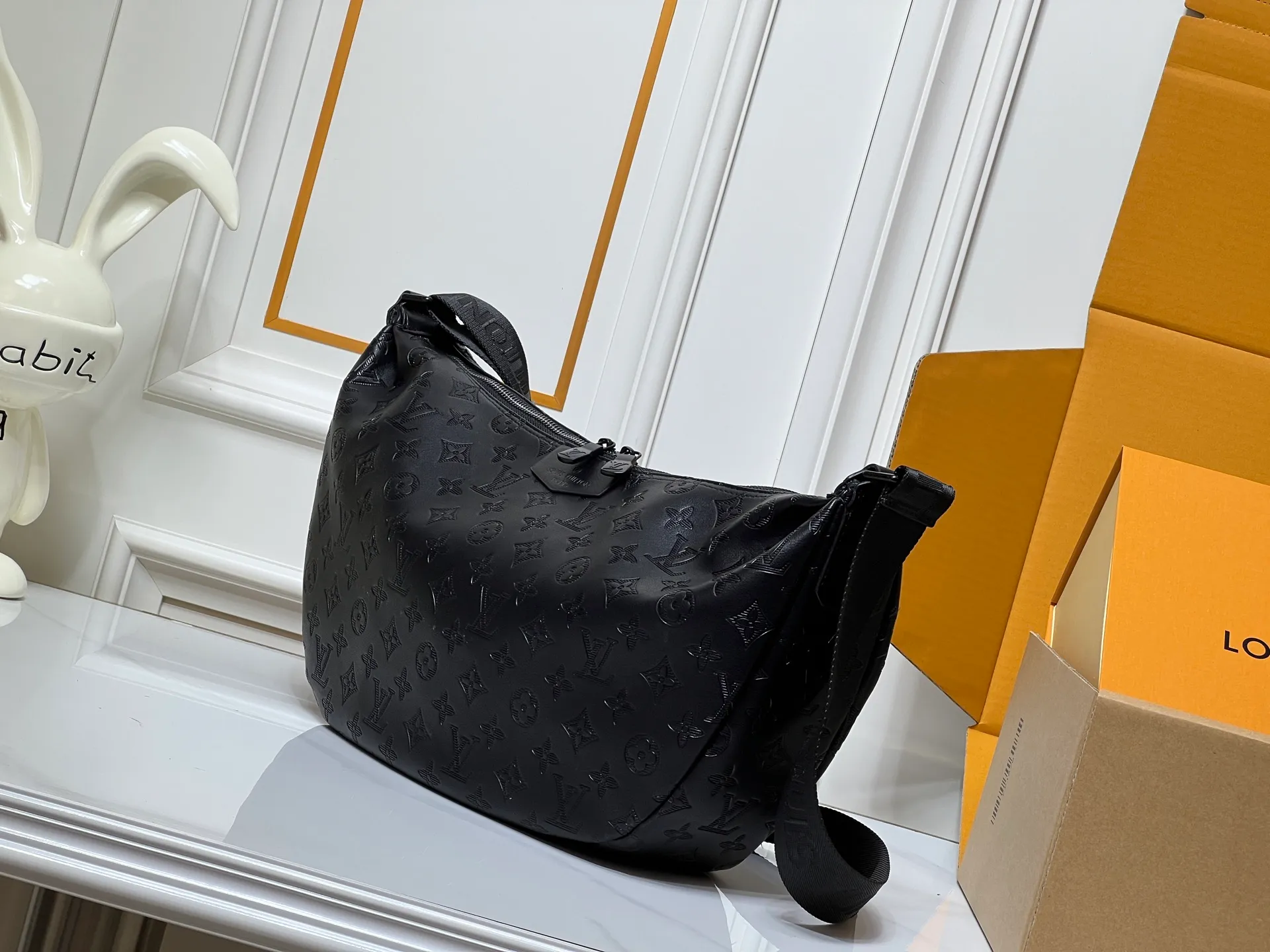Batch 280💰Upgraded original M24468 M12850 This Hobo Hamac handbag is made of Monogram Shadow embossed cow leather to create a close-fitting design, and is equipped with a large crescent shape and an adjustable shoulder strap. The soft bag body is embossed with Monogram flowers and LV letters, and the matte texture adds a sporty feel. Dimensions: 39 x 19 x 10 (cm) ((length x height x width)