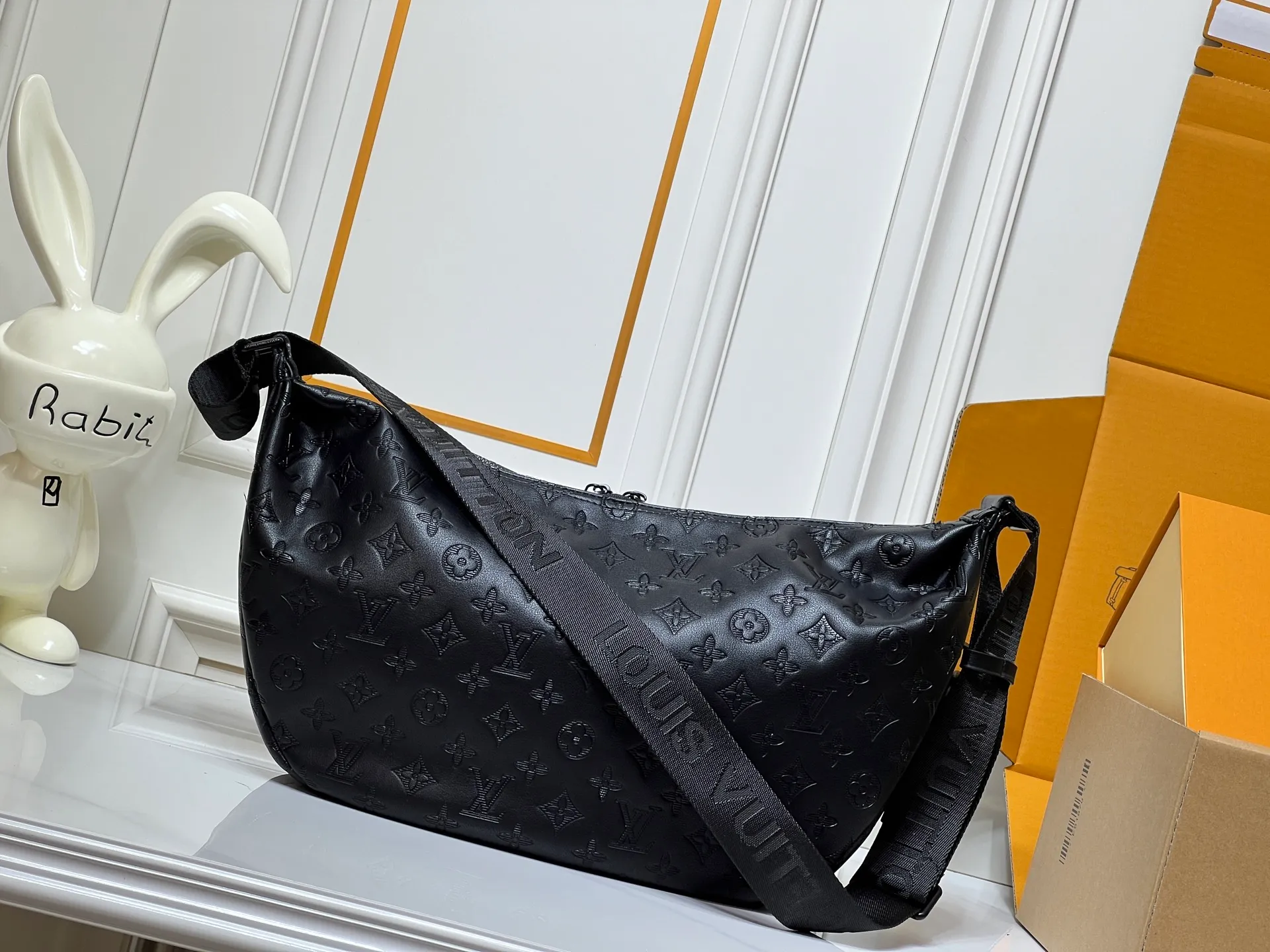 Batch 280💰Upgraded original M24468 M12850 This Hobo Hamac handbag is made of Monogram Shadow embossed cow leather to create a close-fitting design, and is equipped with a large crescent shape and an adjustable shoulder strap. The soft bag body is embossed with Monogram flowers and LV letters, and the matte texture adds a sporty feel. Dimensions: 39 x 19 x 10 (cm) ((length x height x width)