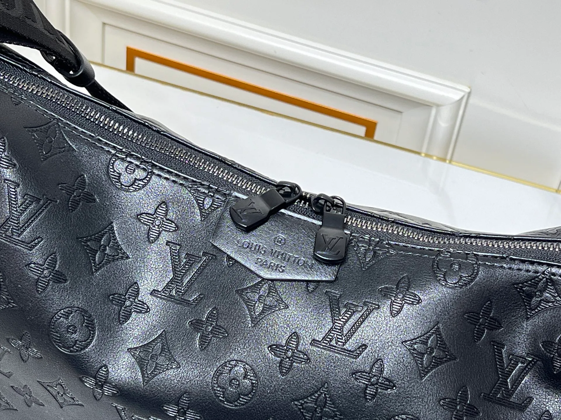 Batch 280💰Upgraded original M24468 M12850 This Hobo Hamac handbag is made of Monogram Shadow embossed cow leather to create a close-fitting design, and is equipped with a large crescent shape and an adjustable shoulder strap. The soft bag body is embossed with Monogram flowers and LV letters, and the matte texture adds a sporty feel. Dimensions: 39 x 19 x 10 (cm) ((length x height x width)