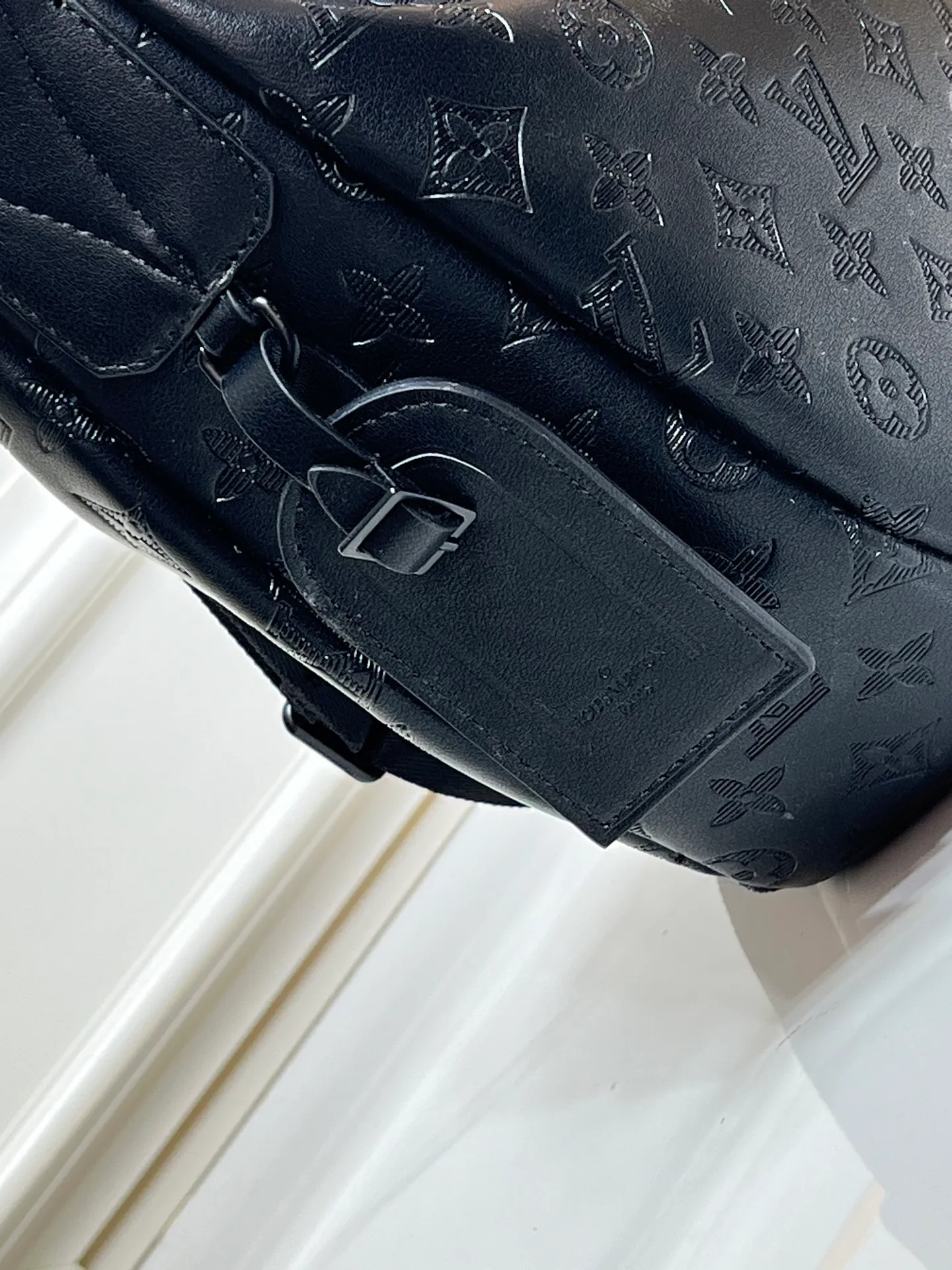 Batch 280💰Upgraded original M24468 M12850 This Hobo Hamac handbag is made of Monogram Shadow embossed cow leather to create a close-fitting design, and is equipped with a large crescent shape and an adjustable shoulder strap. The soft bag body is embossed with Monogram flowers and LV letters, and the matte texture adds a sporty feel. Dimensions: 39 x 19 x 10 (cm) ((length x height x width)