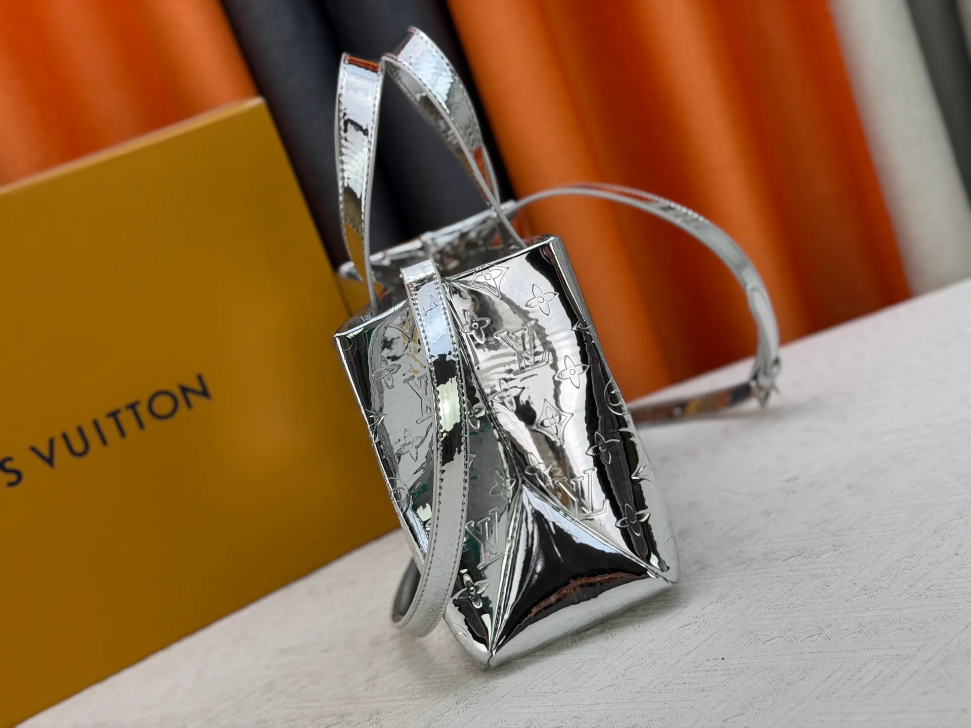 P300 M13940 Mirror Silver Rose Gold Gunmetal Brown Gradient Pink Gradient Blue Khaki Colored Plaid Black Plaid Presbyopia Orange Black Green Pink PHARREL and NIGO collection’s joint series top original order This Shopper medium handbag draws inspiration from Louis Vuitton shopping bags, expressing Louis Vuitton and Maison Fondée En 1854 in soft cow leather Lettering, top handle and removable shoulder strap. 25x19x11 • Cow leather • Cow leather trim • Textile lining • Metal hardware • Musketon closure • Main compartment • Zip pocket • Double patch pockets • Handles: Double handle