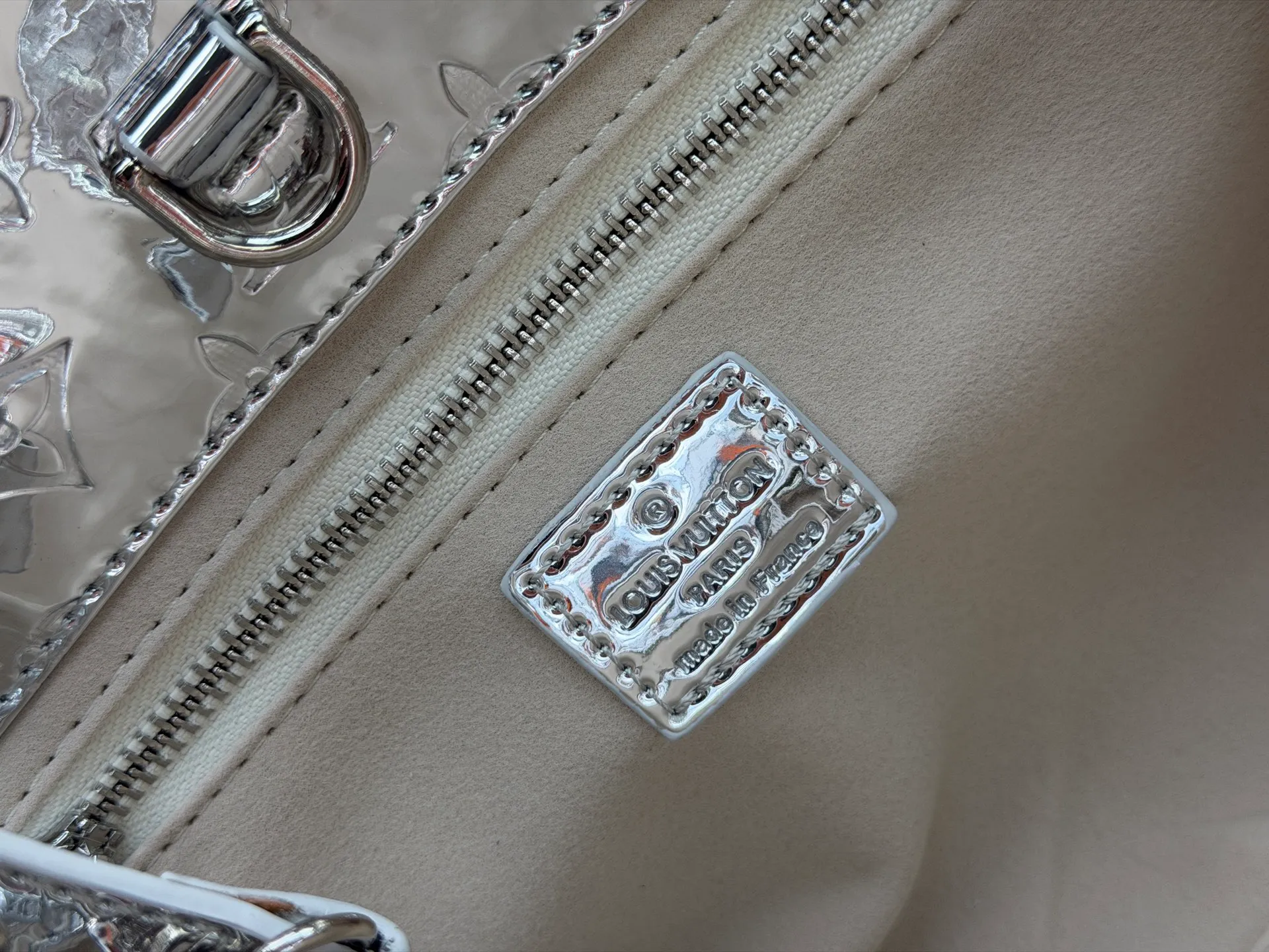 P300 M13940 Mirror Silver Rose Gold Gunmetal Brown Gradient Pink Gradient Blue Khaki Colored Plaid Black Plaid Presbyopia Orange Black Green Pink PHARREL and NIGO collection’s joint series top original order This Shopper medium handbag draws inspiration from Louis Vuitton shopping bags, expressing Louis Vuitton and Maison Fondée En 1854 in soft cow leather Lettering, top handle and removable shoulder strap. 25x19x11 • Cow leather • Cow leather trim • Textile lining • Metal hardware • Musketon closure • Main compartment • Zip pocket • Double patch pockets • Handles: Double handle