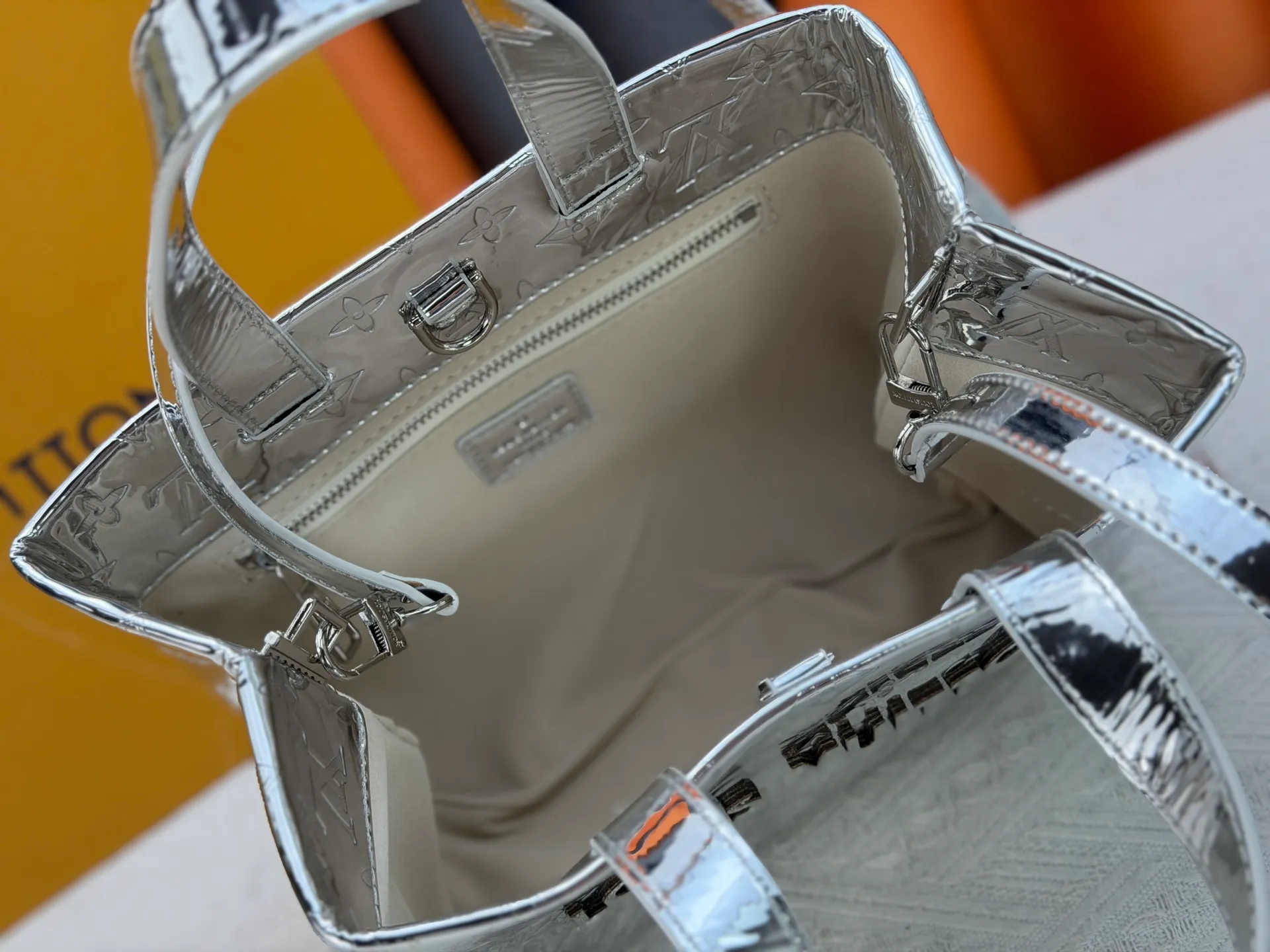 P300 M13940 Mirror Silver Rose Gold Gunmetal Brown Gradient Pink Gradient Blue Khaki Colored Plaid Black Plaid Presbyopia Orange Black Green Pink PHARREL and NIGO collection’s joint series top original order This Shopper medium handbag draws inspiration from Louis Vuitton shopping bags, expressing Louis Vuitton and Maison Fondée En 1854 in soft cow leather Lettering, top handle and removable shoulder strap. 25x19x11 • Cow leather • Cow leather trim • Textile lining • Metal hardware • Musketon closure • Main compartment • Zip pocket • Double patch pockets • Handles: Double handle