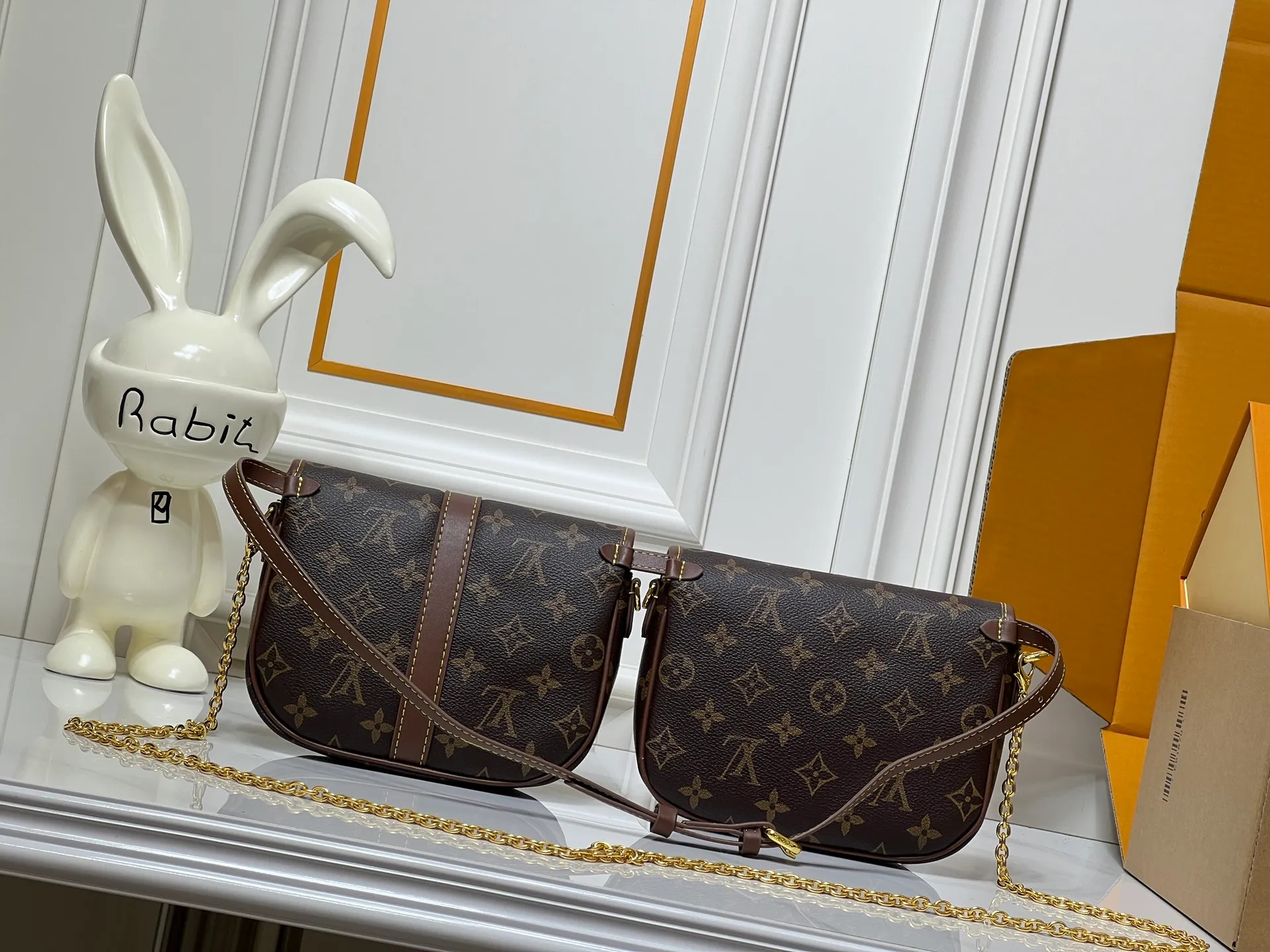 Batch 280💰Upgraded original M26592 2025 autumn and winter new Duo BB handbag with a new silhouette, blending chic design with modern style. This fun accessory reinterprets the Saumur bag's classic shape in the brand's signature Monogram canvas with contrasting calfskin trim and an adjustable shoulder strap. It can be worn around the waist, with two compartments on either side of the hip, or it can be split into two separate handbags. Metal parts add a refined touch. Dimensions: 19 x 14 x 6 (cm) ((length x height x width)