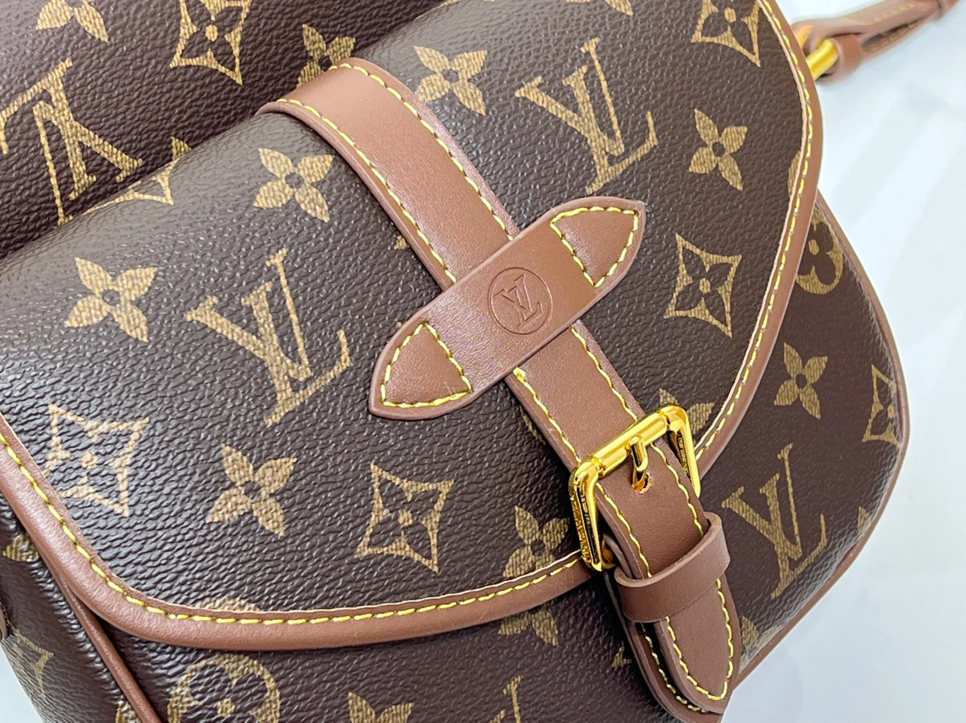 Batch 280💰Upgraded original M26592 2025 autumn and winter new Duo BB handbag with a new silhouette, blending chic design with modern style. This fun accessory reinterprets the Saumur bag's classic shape in the brand's signature Monogram canvas with contrasting calfskin trim and an adjustable shoulder strap. It can be worn around the waist, with two compartments on either side of the hip, or it can be split into two separate handbags. Metal parts add a refined touch. Dimensions: 19 x 14 x 6 (cm) ((length x height x width)