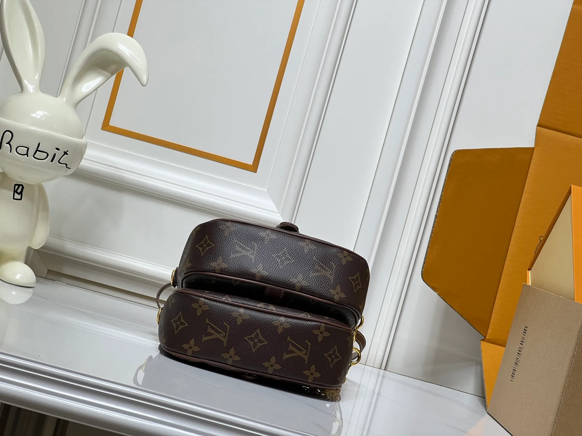 Batch 280💰Upgraded original M26592 2025 autumn and winter new Duo BB handbag with a new silhouette, blending chic design with modern style. This fun accessory reinterprets the Saumur bag's classic shape in the brand's signature Monogram canvas with contrasting calfskin trim and an adjustable shoulder strap. It can be worn around the waist, with two compartments on either side of the hip, or it can be split into two separate handbags. Metal parts add a refined touch. Dimensions: 19 x 14 x 6 (cm) ((length x height x width)
