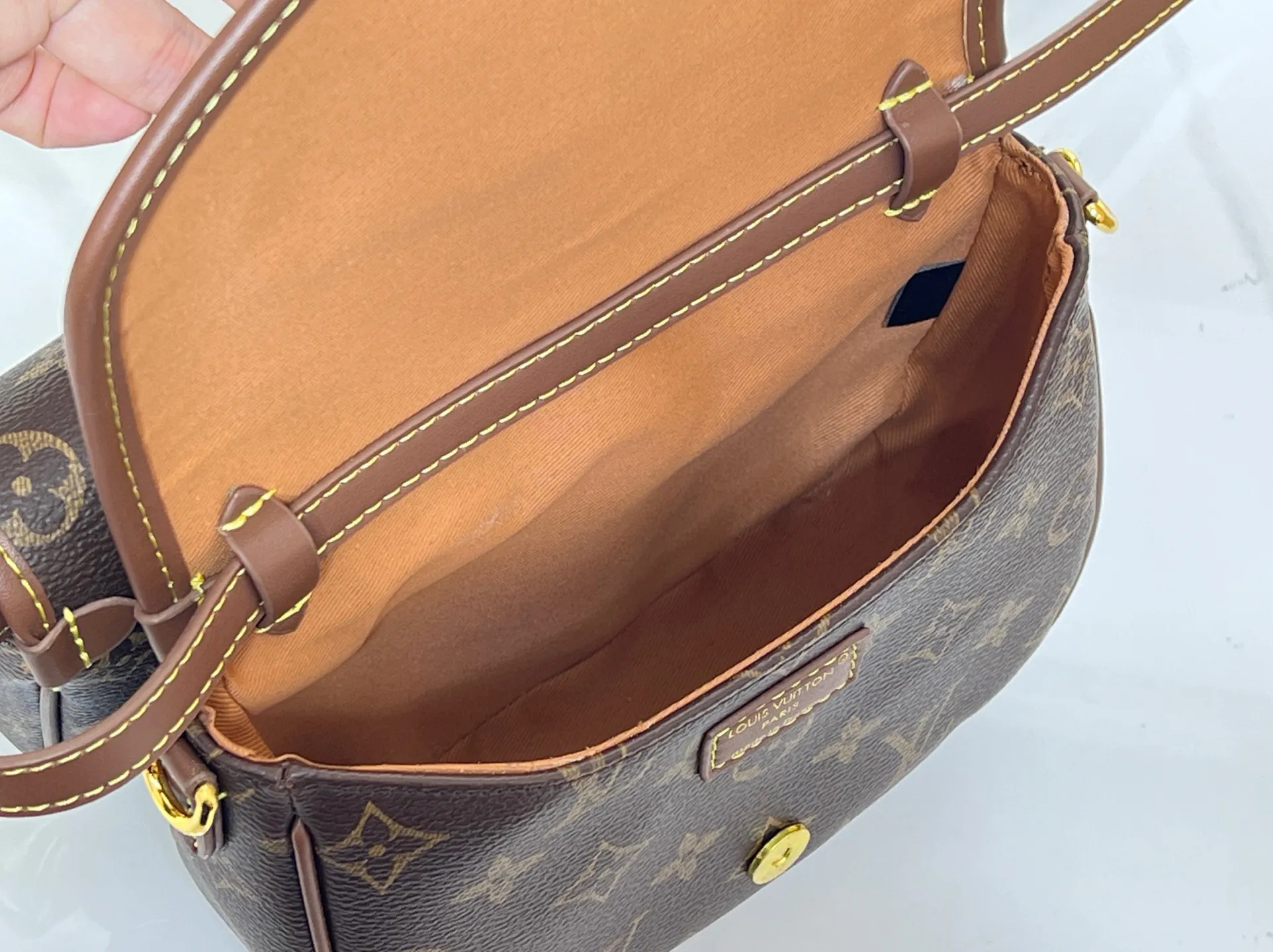 Batch 280💰Upgraded original M26592 2025 autumn and winter new Duo BB handbag with a new silhouette, blending chic design with modern style. This fun accessory reinterprets the Saumur bag's classic shape in the brand's signature Monogram canvas with contrasting calfskin trim and an adjustable shoulder strap. It can be worn around the waist, with two compartments on either side of the hip, or it can be split into two separate handbags. Metal parts add a refined touch. Dimensions: 19 x 14 x 6 (cm) ((length x height x width)