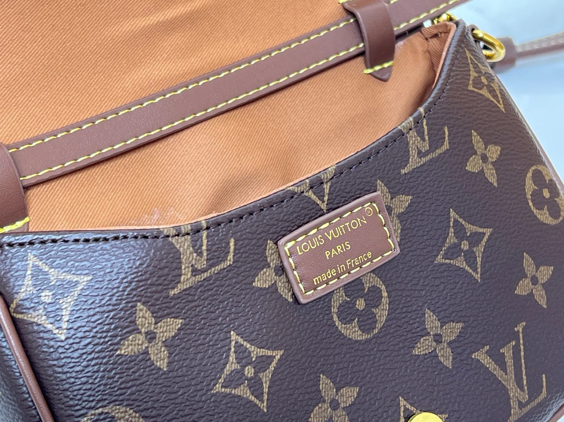 Batch 280💰Upgraded original M26592 2025 autumn and winter new Duo BB handbag with a new silhouette, blending chic design with modern style. This fun accessory reinterprets the Saumur bag's classic shape in the brand's signature Monogram canvas with contrasting calfskin trim and an adjustable shoulder strap. It can be worn around the waist, with two compartments on either side of the hip, or it can be split into two separate handbags. Metal parts add a refined touch. Dimensions: 19 x 14 x 6 (cm) ((length x height x width)