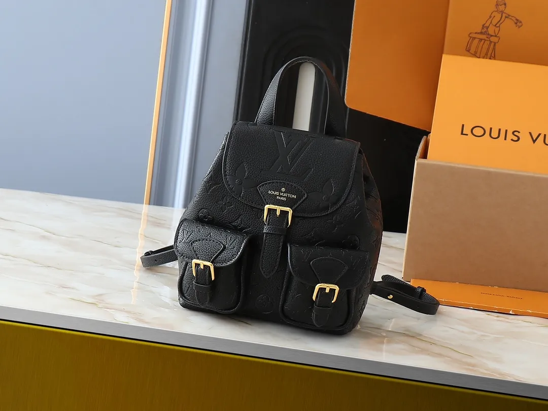 💰260💰Upgraded from the original M12987 M47074 M47072 M47106 This Backup backpack reinterprets the fresh tones of the LV Milky Way series with soft touches, using Monogram Empreinte leather with elegant metal hardware. Multiple pockets designed to easily store large wallets and travel essentials. Dimensions: 20.0 x 22.0 x 14.0 cm (length x height x width)