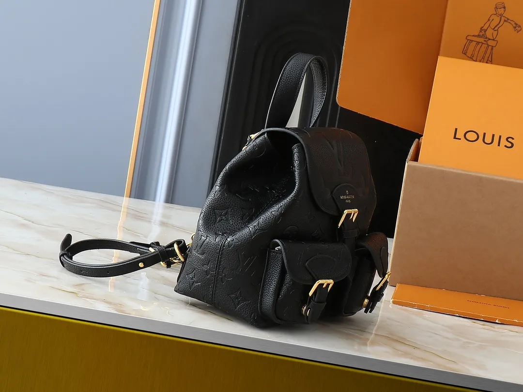 💰260💰Upgraded from the original M12987 M47074 M47072 M47106 This Backup backpack reinterprets the fresh tones of the LV Milky Way series with soft touches, using Monogram Empreinte leather with elegant metal hardware. Multiple pockets designed to easily store large wallets and travel essentials. Dimensions: 20.0 x 22.0 x 14.0 cm (length x height x width)