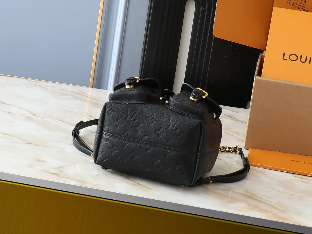 💰260💰Upgraded from the original M12987 M47074 M47072 M47106 This Backup backpack reinterprets the fresh tones of the LV Milky Way series with soft touches, using Monogram Empreinte leather with elegant metal hardware. Multiple pockets designed to easily store large wallets and travel essentials. Dimensions: 20.0 x 22.0 x 14.0 cm (length x height x width)