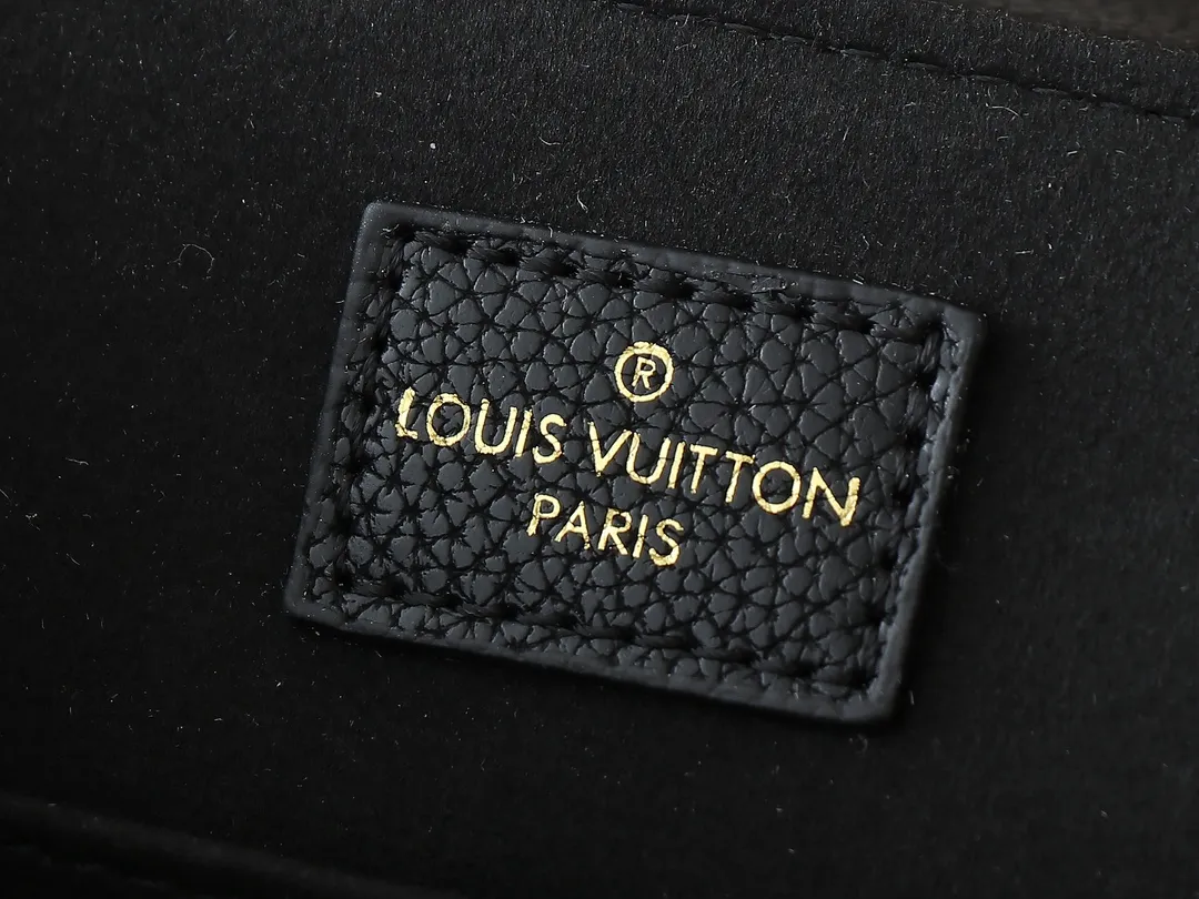 💰260💰Upgraded from the original M12987 M47074 M47072 M47106 This Backup backpack reinterprets the fresh tones of the LV Milky Way series with soft touches, using Monogram Empreinte leather with elegant metal hardware. Multiple pockets designed to easily store large wallets and travel essentials. Dimensions: 20.0 x 22.0 x 14.0 cm (length x height x width)