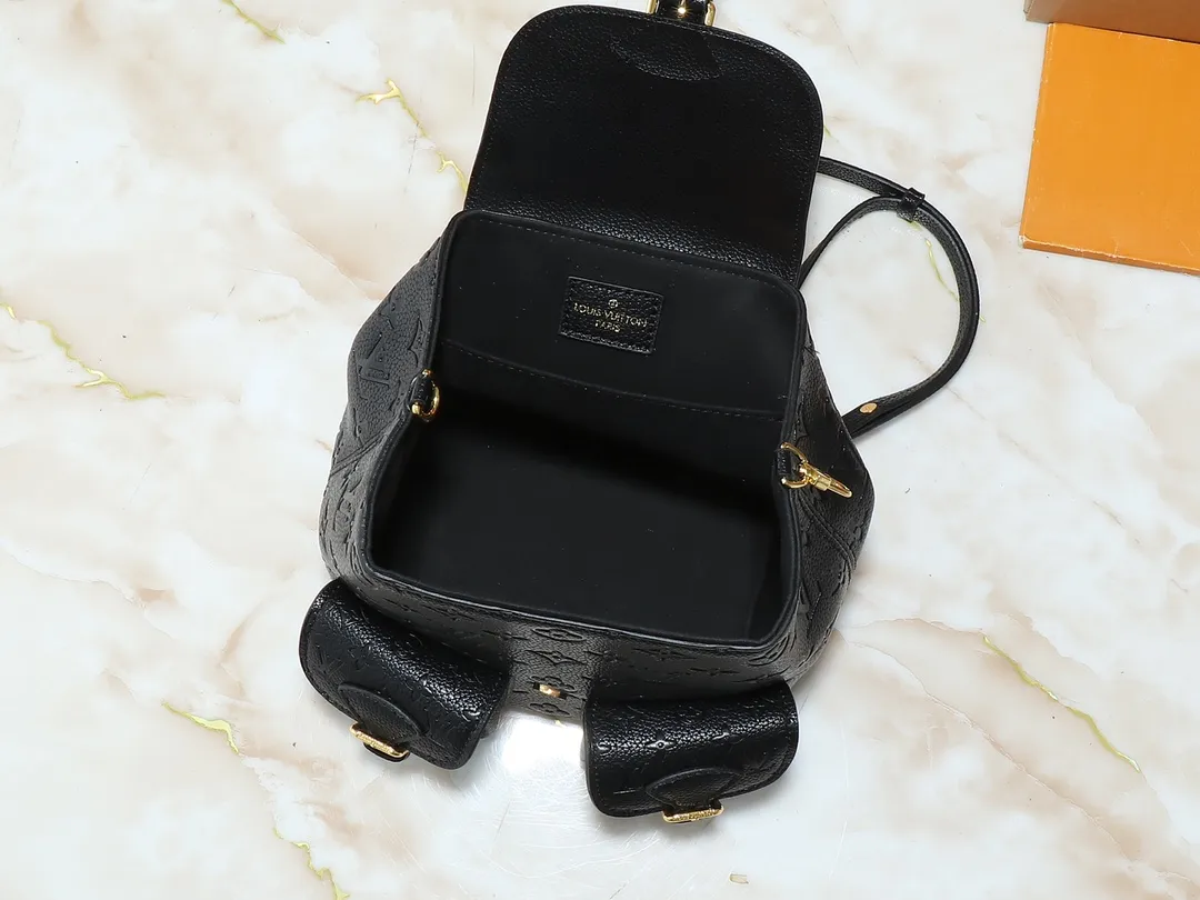 💰260💰Upgraded from the original M12987 M47074 M47072 M47106 This Backup backpack reinterprets the fresh tones of the LV Milky Way series with soft touches, using Monogram Empreinte leather with elegant metal hardware. Multiple pockets designed to easily store large wallets and travel essentials. Dimensions: 20.0 x 22.0 x 14.0 cm (length x height x width)