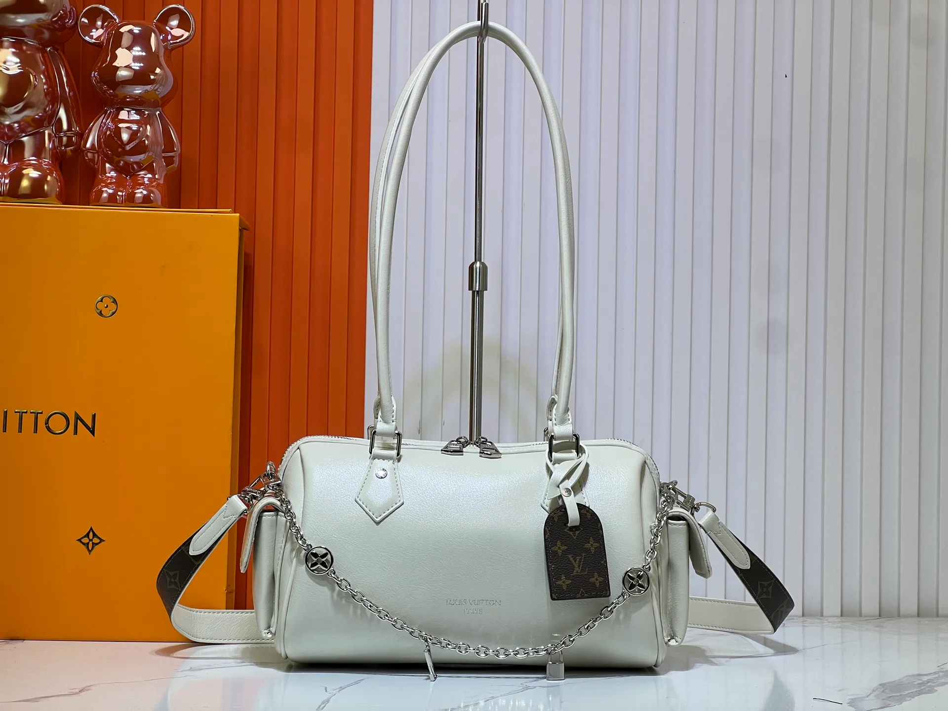 Batch 300💰Upgraded original M12934 M12965 This Speedy Cargo handbag comes from the LV Vibe series, renewing the classic design of the 1930s with avant-garde touches. The glossy sheepskin body is embellished with a Monogram address plate, paying tribute to the brand's long trunk-making heritage. Plenty of space to easily store your daily needs, and the detachable leather shoulder strap allows for a variety of carrying methods. Dimensions: 28 x 17 x 12 cm (LxHxW)