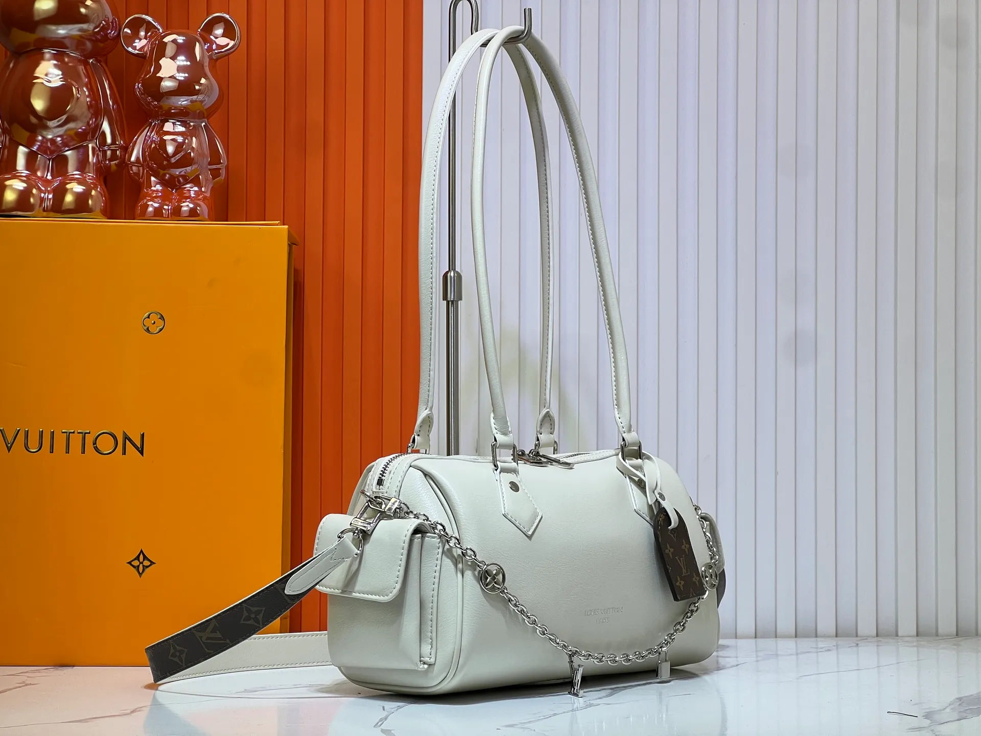 Batch 300💰Upgraded original M12934 M12965 This Speedy Cargo handbag comes from the LV Vibe series, renewing the classic design of the 1930s with avant-garde touches. The glossy sheepskin body is embellished with a Monogram address plate, paying tribute to the brand's long trunk-making heritage. Plenty of space to easily store your daily needs, and the detachable leather shoulder strap allows for a variety of carrying methods. Dimensions: 28 x 17 x 12 cm (LxHxW)