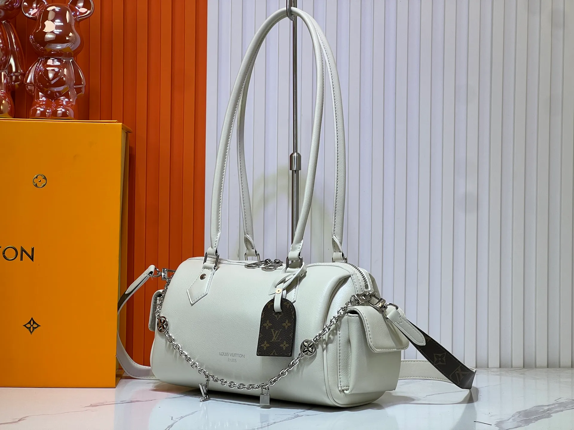 Batch 300💰Upgraded original M12934 M12965 This Speedy Cargo handbag comes from the LV Vibe series, renewing the classic design of the 1930s with avant-garde touches. The glossy sheepskin body is embellished with a Monogram address plate, paying tribute to the brand's long trunk-making heritage. Plenty of space to easily store your daily needs, and the detachable leather shoulder strap allows for a variety of carrying methods. Dimensions: 28 x 17 x 12 cm (LxHxW)