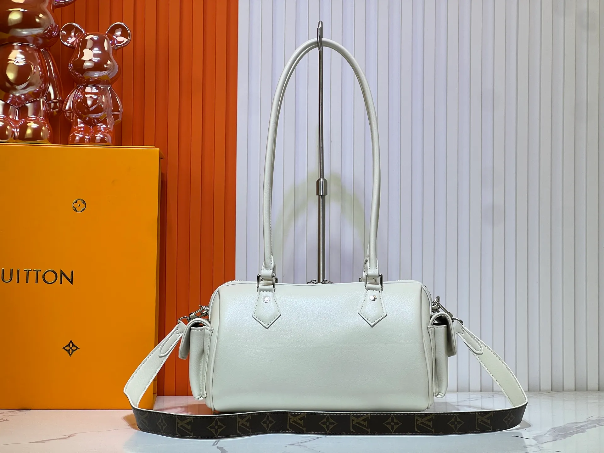 Batch 300💰Upgraded original M12934 M12965 This Speedy Cargo handbag comes from the LV Vibe series, renewing the classic design of the 1930s with avant-garde touches. The glossy sheepskin body is embellished with a Monogram address plate, paying tribute to the brand's long trunk-making heritage. Plenty of space to easily store your daily needs, and the detachable leather shoulder strap allows for a variety of carrying methods. Dimensions: 28 x 17 x 12 cm (LxHxW)