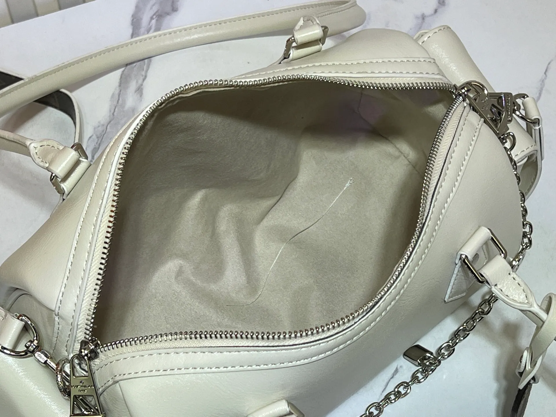 Batch 300💰Upgraded original M12934 M12965 This Speedy Cargo handbag comes from the LV Vibe series, renewing the classic design of the 1930s with avant-garde touches. The glossy sheepskin body is embellished with a Monogram address plate, paying tribute to the brand's long trunk-making heritage. Plenty of space to easily store your daily needs, and the detachable leather shoulder strap allows for a variety of carrying methods. Dimensions: 28 x 17 x 12 cm (LxHxW)