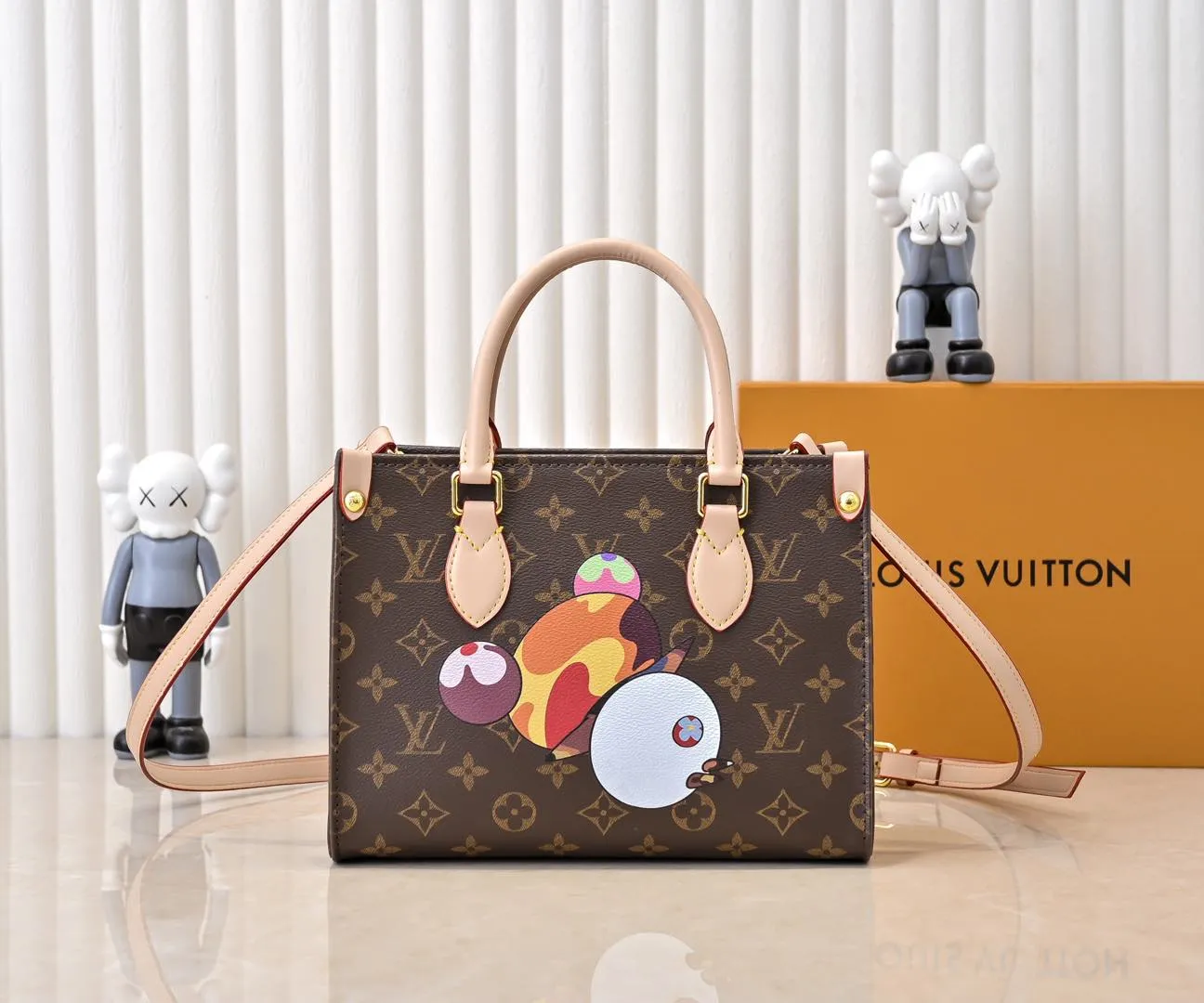 Batch 300💰M45659 M13668!🔥Lv&Takashi Murakami🐼Panda print OnTheGo small new version The legendary ONTHEGO handbag: always able to meet your various needs for handbags. It has a large capacity but is not bulky. It is stiff and soft to the touch, making it suitable for home and travel. Tighten the side ties and it instantly transforms into a stylish urban handbag. Loosen the straps and it transforms into a chic and practical handbag. The slender leather handle can be carried over the shoulder or between the arms. The model shown here is made of Damier Azur canvas. Size: 25x11x19cm
