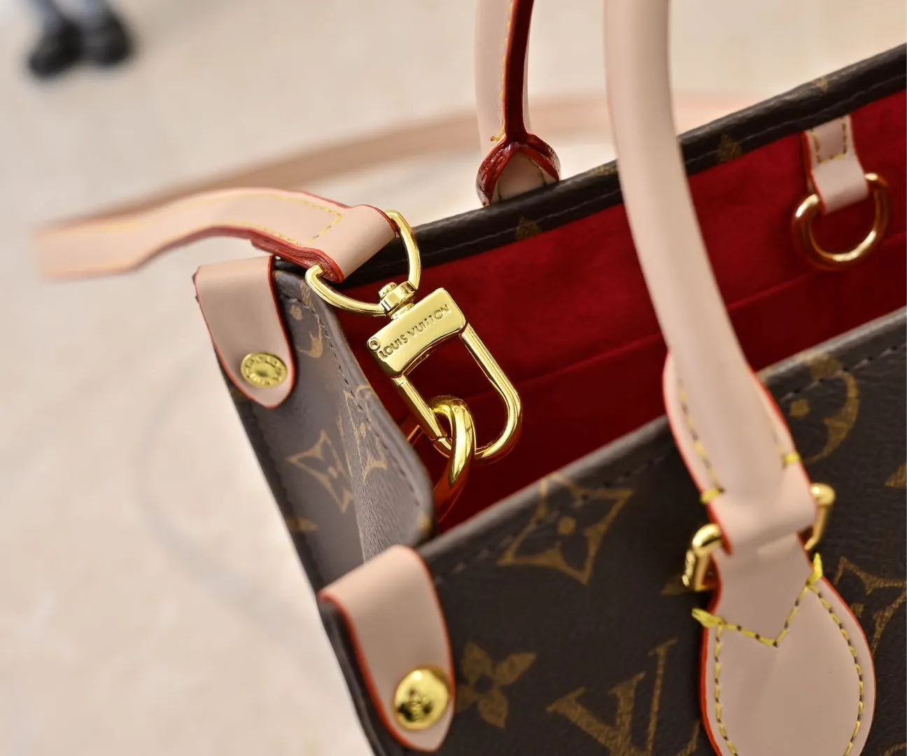 Batch 300💰M45659 M13668!🔥Lv&Takashi Murakami🐼Panda print OnTheGo small new version The legendary ONTHEGO handbag: always able to meet your various needs for handbags. It has a large capacity but is not bulky. It is stiff and soft to the touch, making it suitable for home and travel. Tighten the side ties and it instantly transforms into a stylish urban handbag. Loosen the straps and it transforms into a chic and practical handbag. The slender leather handle can be carried over the shoulder or between the arms. The model shown here is made of Damier Azur canvas. Size: 25x11x19cm