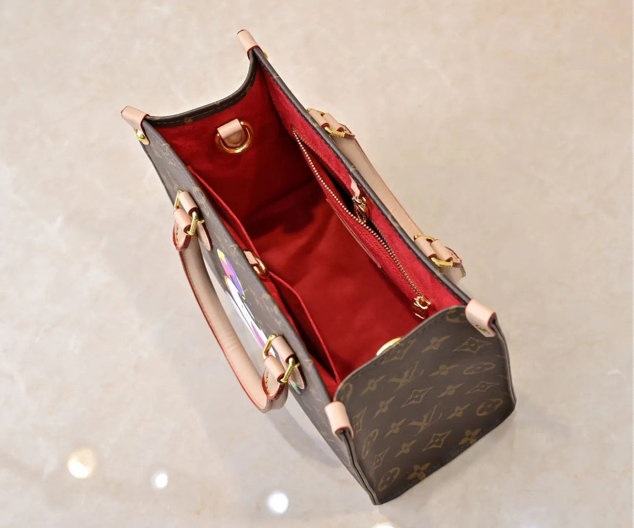 Batch 300💰M45659 M13668!🔥Lv&Takashi Murakami🐼Panda print OnTheGo small new version The legendary ONTHEGO handbag: always able to meet your various needs for handbags. It has a large capacity but is not bulky. It is stiff and soft to the touch, making it suitable for home and travel. Tighten the side ties and it instantly transforms into a stylish urban handbag. Loosen the straps and it transforms into a chic and practical handbag. The slender leather handle can be carried over the shoulder or between the arms. The model shown here is made of Damier Azur canvas. Size: 25x11x19cm