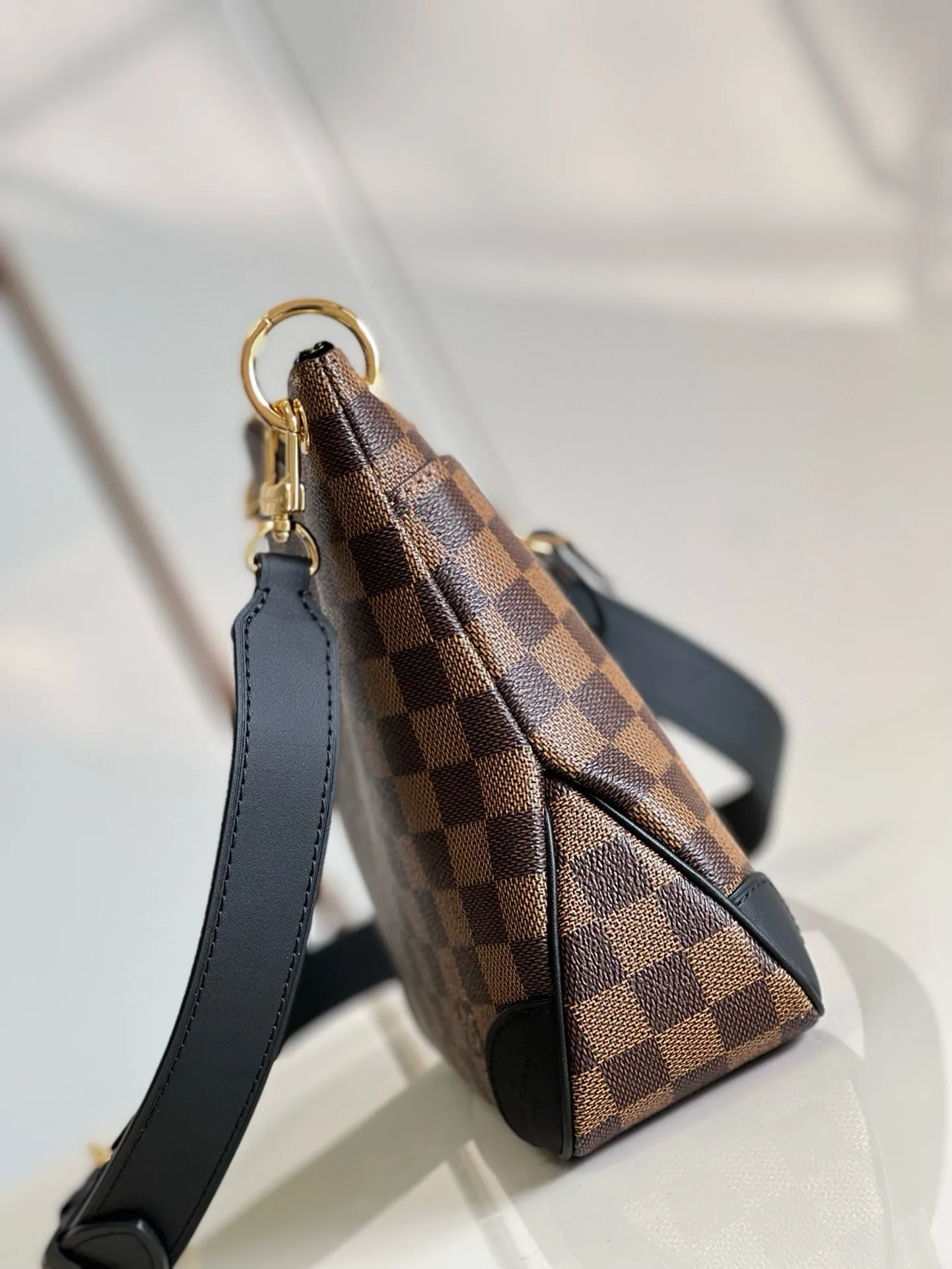 💰800 top original order [Exclusive real shot m50062 grid black leather] m45353 2020 autumn and winter launched a new odeon small handbag. The monogram canvas is complemented by a zipper design and has ample interior space. The natural leather nameplate and reinforced leather corners continue the brand heritage. Adjustable shoulder strap allows for comfortable shoulder or cross-body wear. Detailed features 28.0 x 25.0 x 9.0 cm (length x height x width)