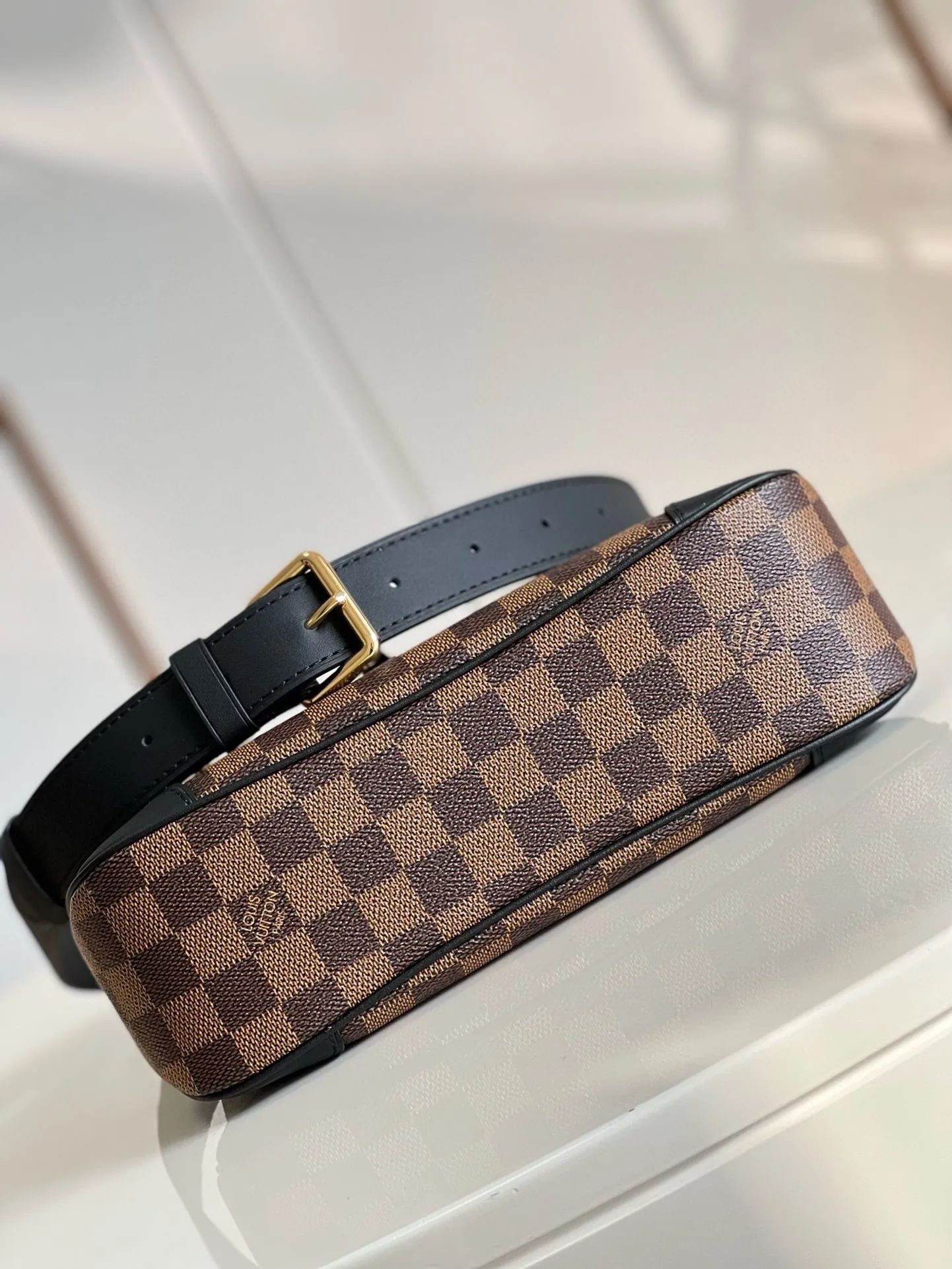 💰800 top original order [Exclusive real shot m50062 grid black leather] m45353 2020 autumn and winter launched a new odeon small handbag. The monogram canvas is complemented by a zipper design and has ample interior space. The natural leather nameplate and reinforced leather corners continue the brand heritage. Adjustable shoulder strap allows for comfortable shoulder or cross-body wear. Detailed features 28.0 x 25.0 x 9.0 cm (length x height x width)