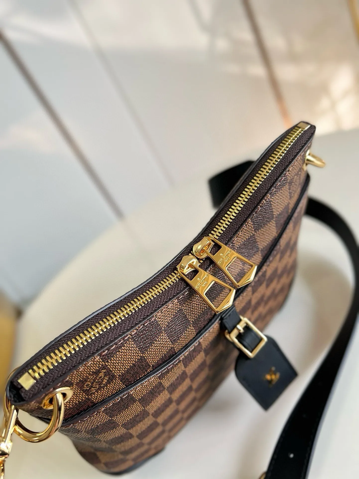 💰800 top original order [Exclusive real shot m50062 grid black leather] m45353 2020 autumn and winter launched a new odeon small handbag. The monogram canvas is complemented by a zipper design and has ample interior space. The natural leather nameplate and reinforced leather corners continue the brand heritage. Adjustable shoulder strap allows for comfortable shoulder or cross-body wear. Detailed features 28.0 x 25.0 x 9.0 cm (length x height x width)