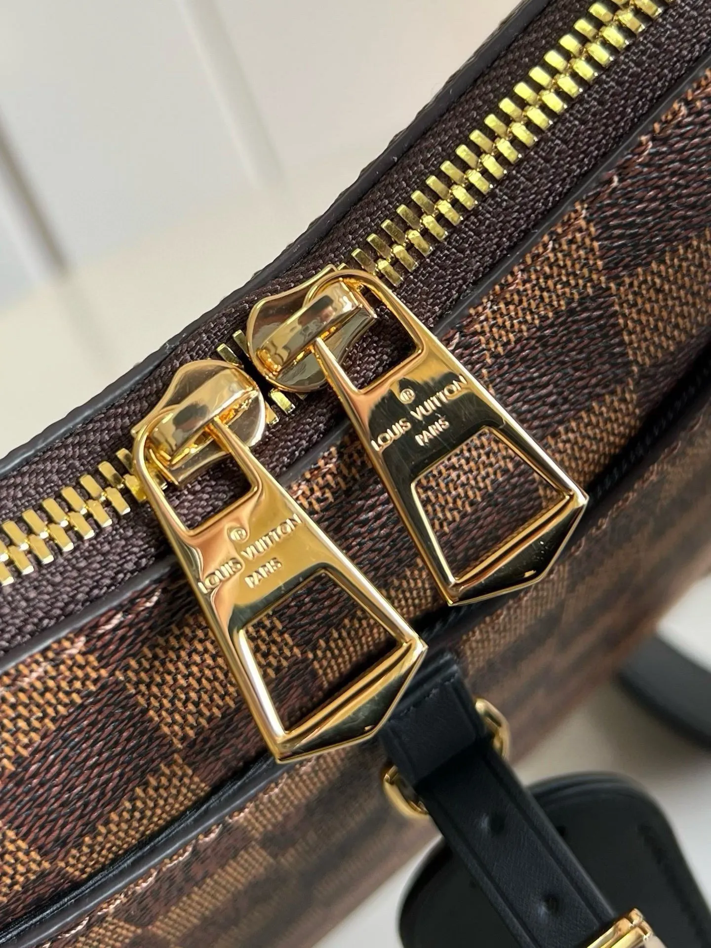 💰800 top original order [Exclusive real shot m50062 grid black leather] m45353 2020 autumn and winter launched a new odeon small handbag. The monogram canvas is complemented by a zipper design and has ample interior space. The natural leather nameplate and reinforced leather corners continue the brand heritage. Adjustable shoulder strap allows for comfortable shoulder or cross-body wear. Detailed features 28.0 x 25.0 x 9.0 cm (length x height x width)