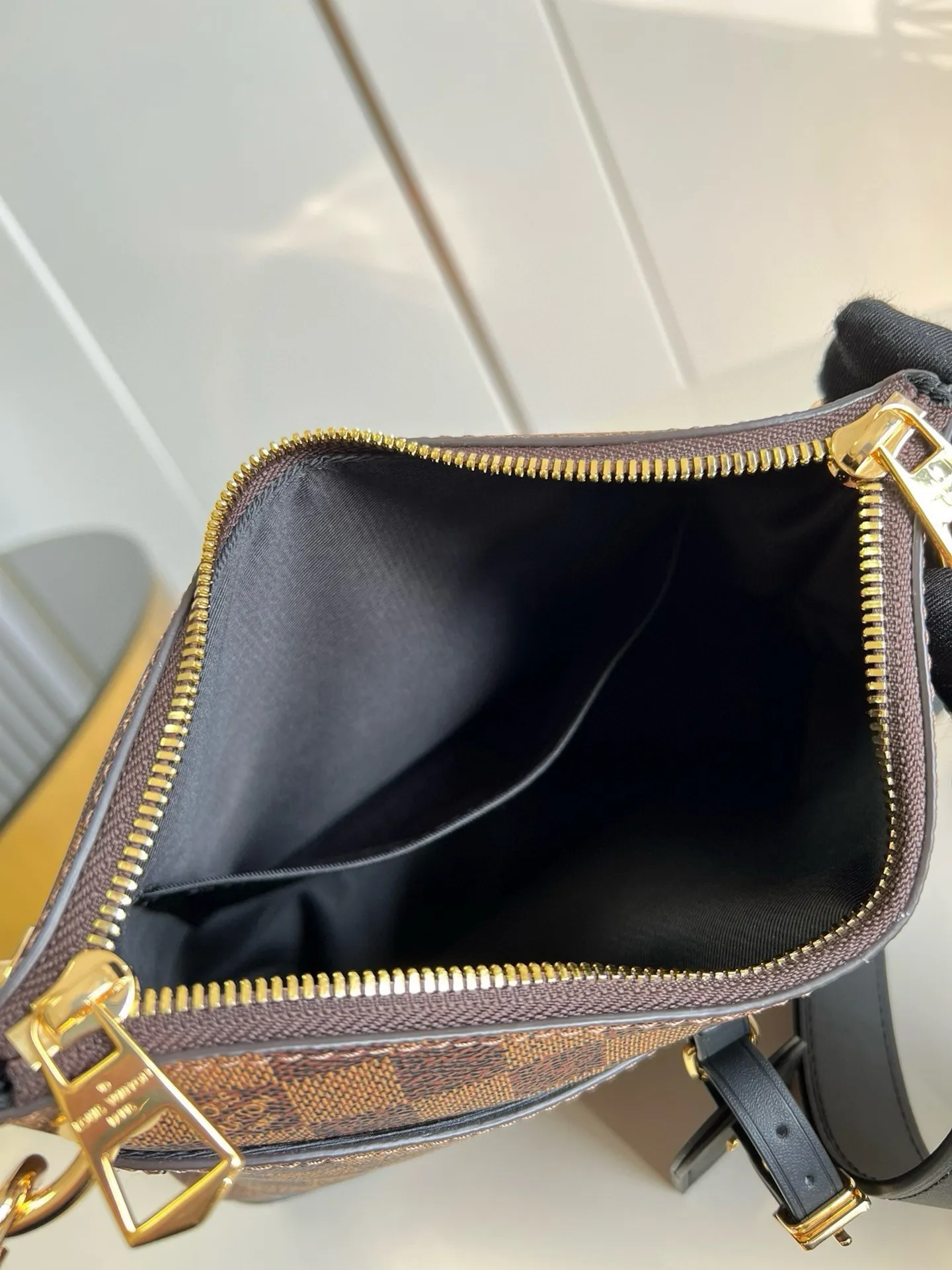 💰800 top original order [Exclusive real shot m50062 grid black leather] m45353 2020 autumn and winter launched a new odeon small handbag. The monogram canvas is complemented by a zipper design and has ample interior space. The natural leather nameplate and reinforced leather corners continue the brand heritage. Adjustable shoulder strap allows for comfortable shoulder or cross-body wear. Detailed features 28.0 x 25.0 x 9.0 cm (length x height x width)