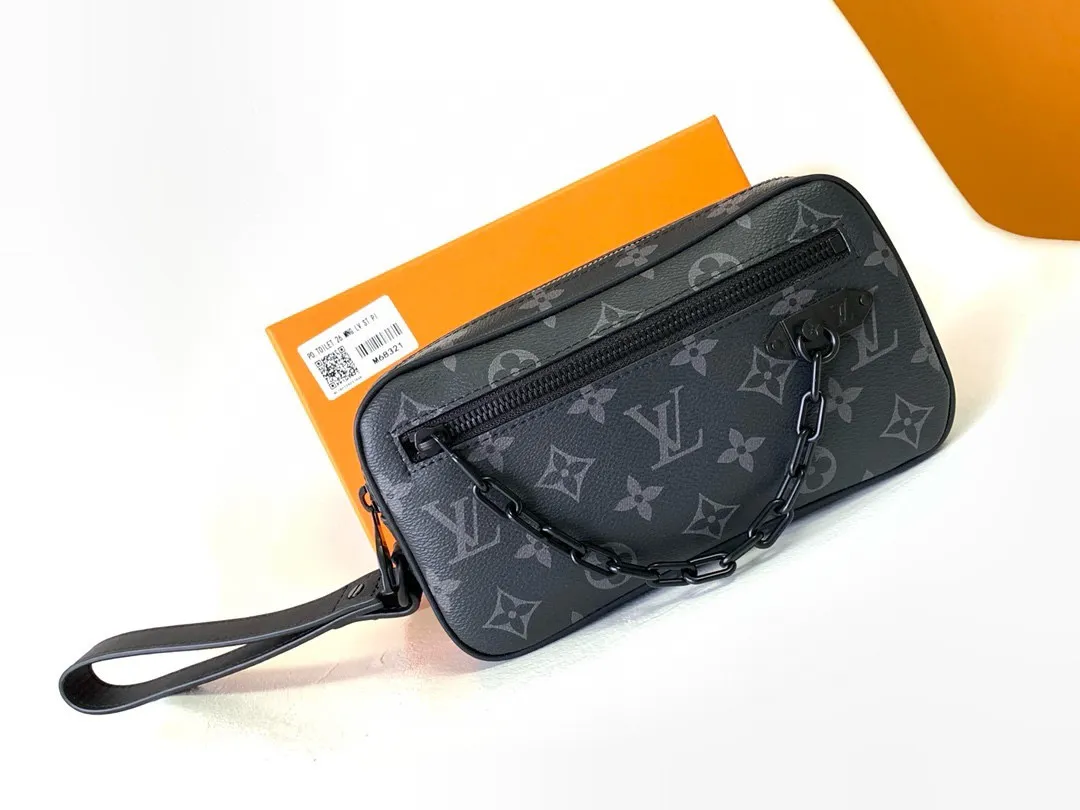 💰680 Top original single M68321 Black flower M55703 Embossed top original single The 2019 spring and summer show unveiled the Pochette Volga clutch designed by Virgil Abloh. Monogram Eclipse canvas is accentuated by a slender chain attached to the front zip pocket, with a detachable wrist strap that can be worn as a clutch or wallet. 23.0 x 11.5 x 4.0 cm (L x H x W) • Monogram Eclipse coated canvas • Textile lining • Cow leather trim • Metal hardware • Zip front pocket • Internal zip compartment • Handle: Single handle, removable