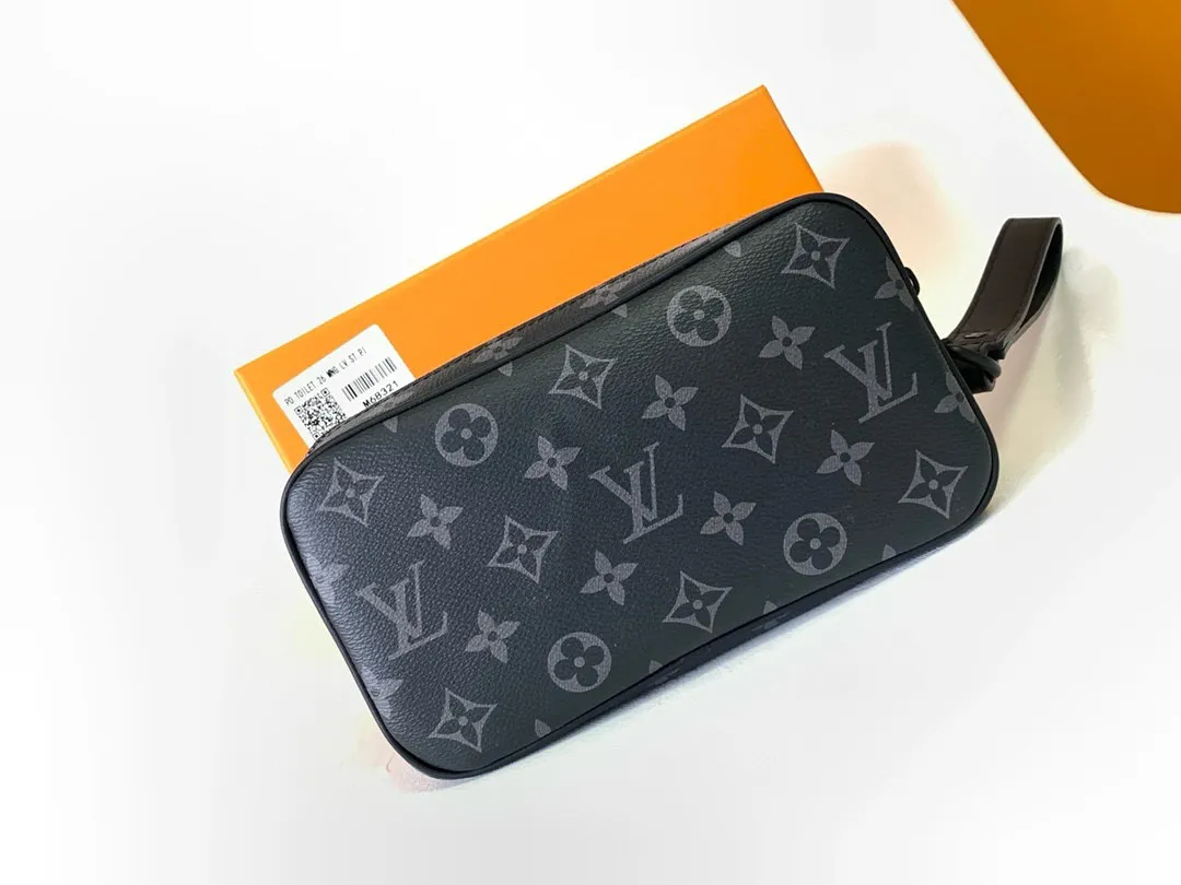 💰680 Top original single M68321 Black flower M55703 Embossed top original single The 2019 spring and summer show unveiled the Pochette Volga clutch designed by Virgil Abloh. Monogram Eclipse canvas is accentuated by a slender chain attached to the front zip pocket, with a detachable wrist strap that can be worn as a clutch or wallet. 23.0 x 11.5 x 4.0 cm (L x H x W) • Monogram Eclipse coated canvas • Textile lining • Cow leather trim • Metal hardware • Zip front pocket • Internal zip compartment • Handle: Single handle, removable