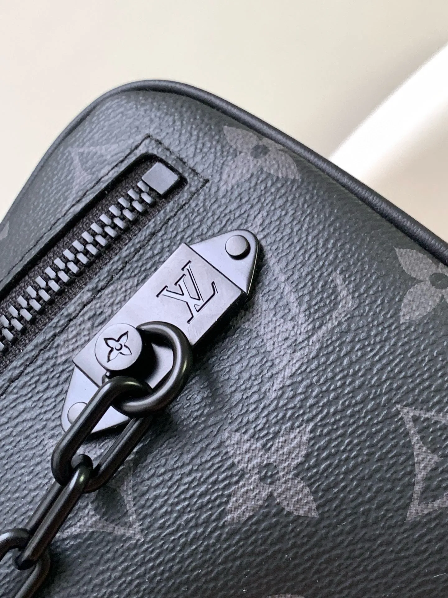💰680 Top original single M68321 Black flower M55703 Embossed top original single The 2019 spring and summer show unveiled the Pochette Volga clutch designed by Virgil Abloh. Monogram Eclipse canvas is accentuated by a slender chain attached to the front zip pocket, with a detachable wrist strap that can be worn as a clutch or wallet. 23.0 x 11.5 x 4.0 cm (L x H x W) • Monogram Eclipse coated canvas • Textile lining • Cow leather trim • Metal hardware • Zip front pocket • Internal zip compartment • Handle: Single handle, removable