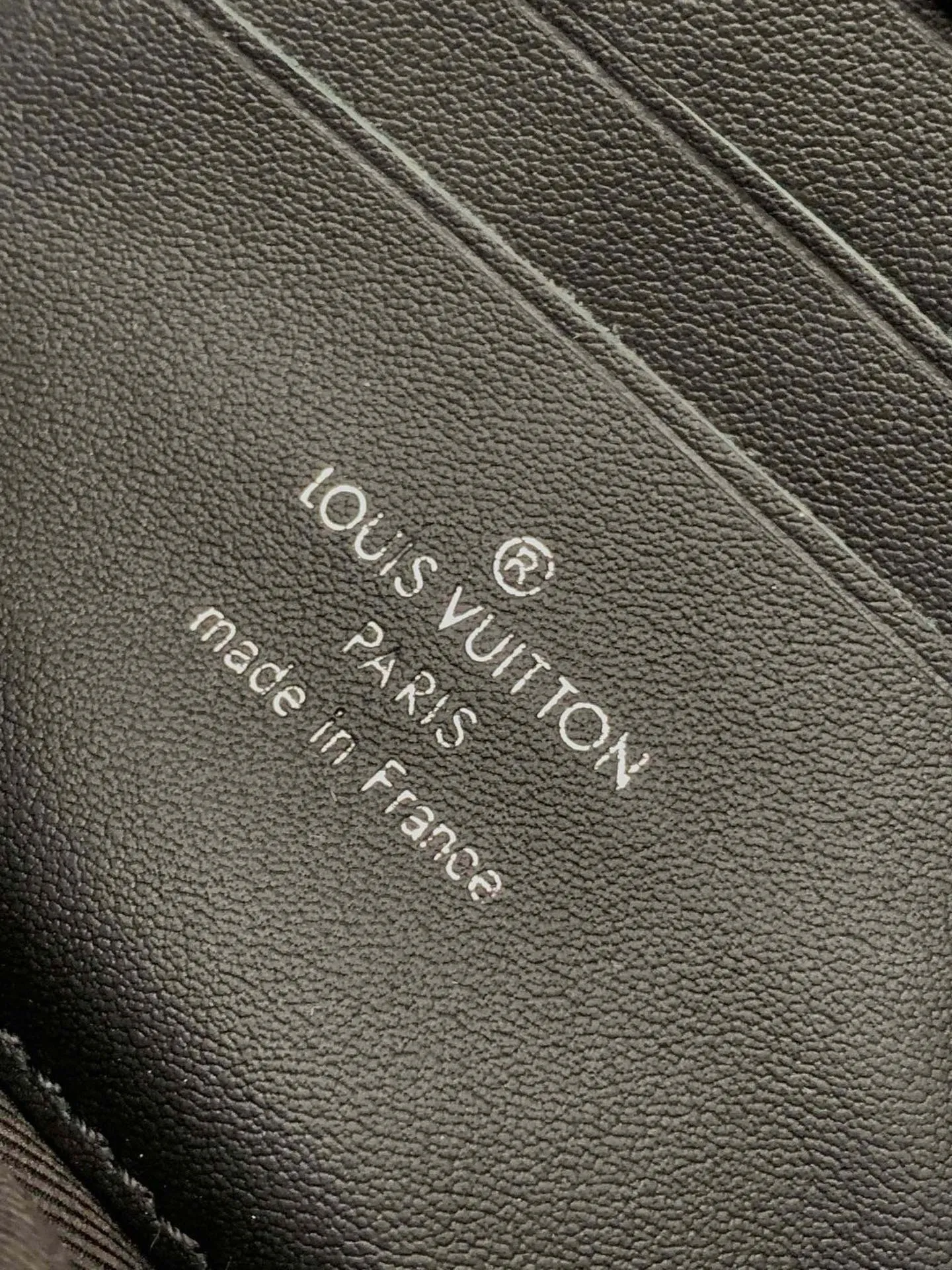 💰680 Top original single M68321 Black flower M55703 Embossed top original single The 2019 spring and summer show unveiled the Pochette Volga clutch designed by Virgil Abloh. Monogram Eclipse canvas is accentuated by a slender chain attached to the front zip pocket, with a detachable wrist strap that can be worn as a clutch or wallet. 23.0 x 11.5 x 4.0 cm (L x H x W) • Monogram Eclipse coated canvas • Textile lining • Cow leather trim • Metal hardware • Zip front pocket • Internal zip compartment • Handle: Single handle, removable