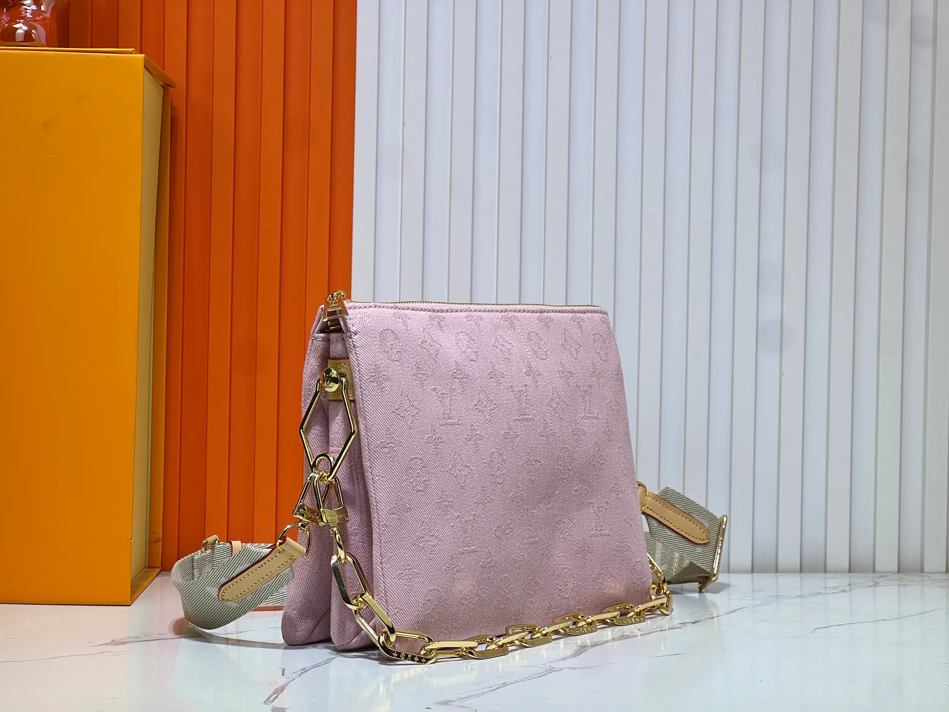 Batch 280💰Changing yellow leather, pink denim, upgraded original M57790 M24564 This small Coussin handbag is made of new season cotton denim to give it a refreshing atmosphere, and relies on bleaching and sand washing processes to achieve a unique look. With the detachable thick chain and wide fabric shoulder strap, the lightweight carrying experience has been upgraded again. Dimensions: 26 x 20 x 12cm