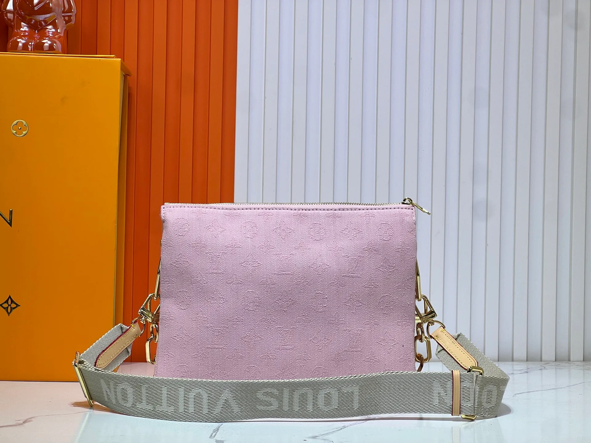 Batch 280💰Changing yellow leather, pink denim, upgraded original M57790 M24564 This small Coussin handbag is made of new season cotton denim to give it a refreshing atmosphere, and relies on bleaching and sand washing processes to achieve a unique look. With the detachable thick chain and wide fabric shoulder strap, the lightweight carrying experience has been upgraded again. Dimensions: 26 x 20 x 12cm