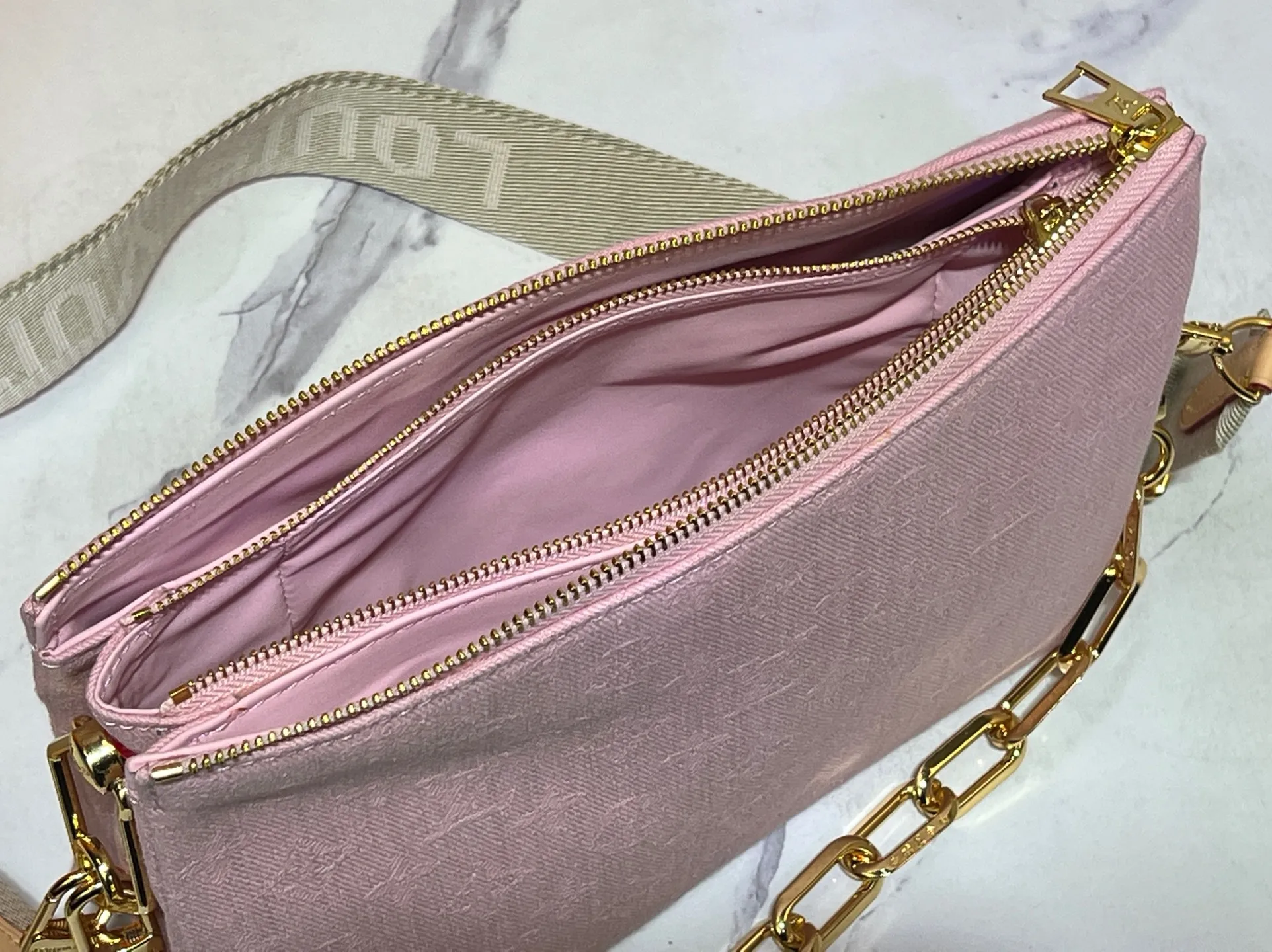 Batch 280💰Changing yellow leather, pink denim, upgraded original M57790 M24564 This small Coussin handbag is made of new season cotton denim to give it a refreshing atmosphere, and relies on bleaching and sand washing processes to achieve a unique look. With the detachable thick chain and wide fabric shoulder strap, the lightweight carrying experience has been upgraded again. Dimensions: 26 x 20 x 12cm