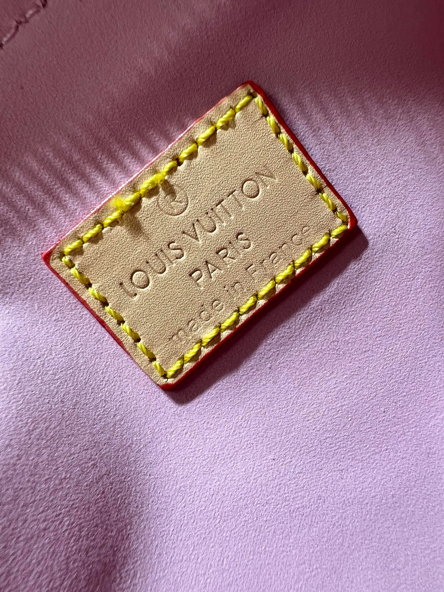 Batch 280💰Changing yellow leather, pink denim, upgraded original M57790 M24564 This small Coussin handbag is made of new season cotton denim to give it a refreshing atmosphere, and relies on bleaching and sand washing processes to achieve a unique look. With the detachable thick chain and wide fabric shoulder strap, the lightweight carrying experience has been upgraded again. Dimensions: 26 x 20 x 12cm