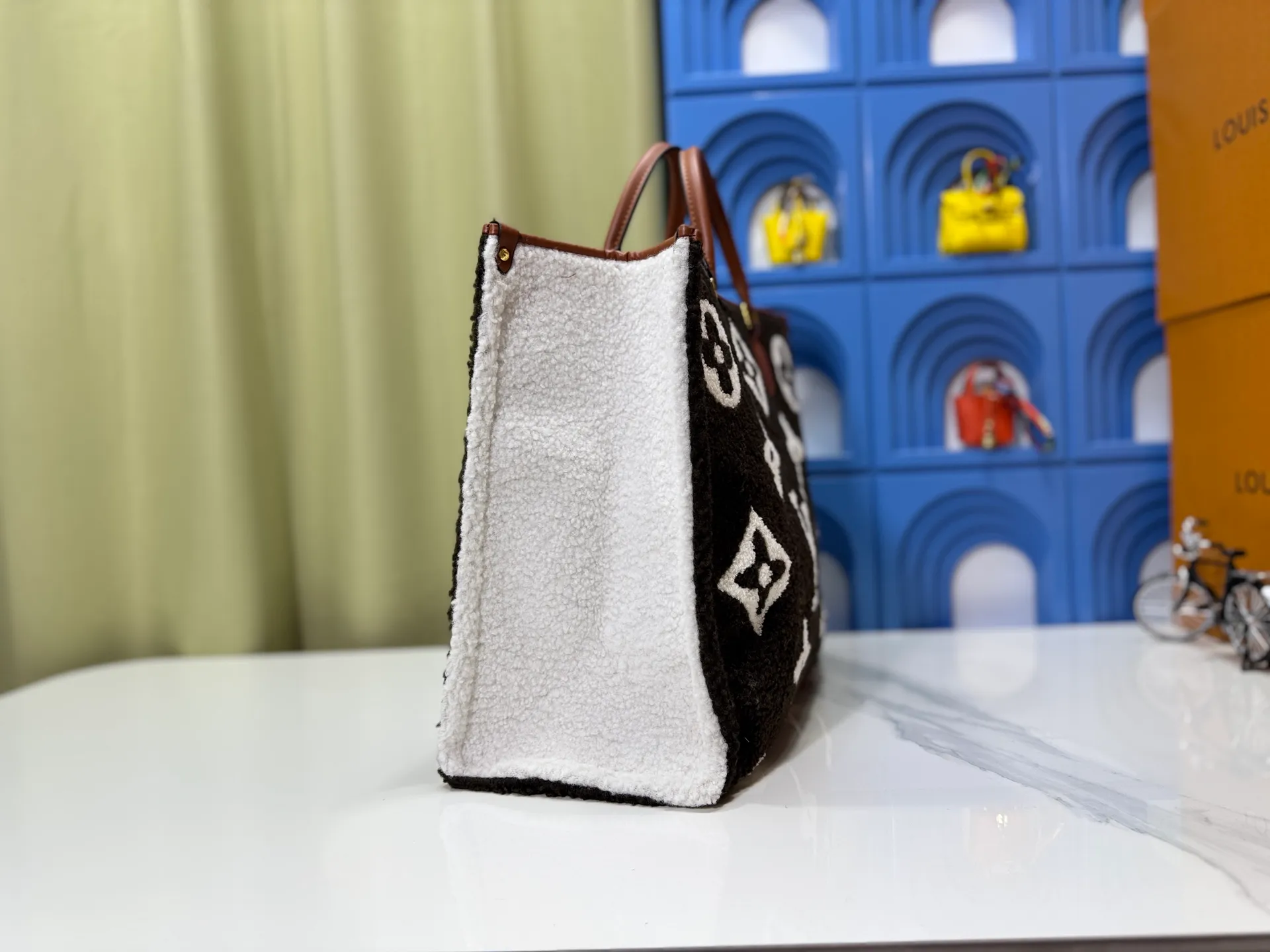 P260 Upgraded original M44571 M45039 M45321 This Onthego medium handbag is decorated with classic Monogram canvas and Monogram Reverse canvas on both sides, showing different styles at will. Toron's dual handles and shoulder strap allow for a variety of carrying options. Dimensions: 41.0 x 34.0 x 19.0 cm (length x height x width)