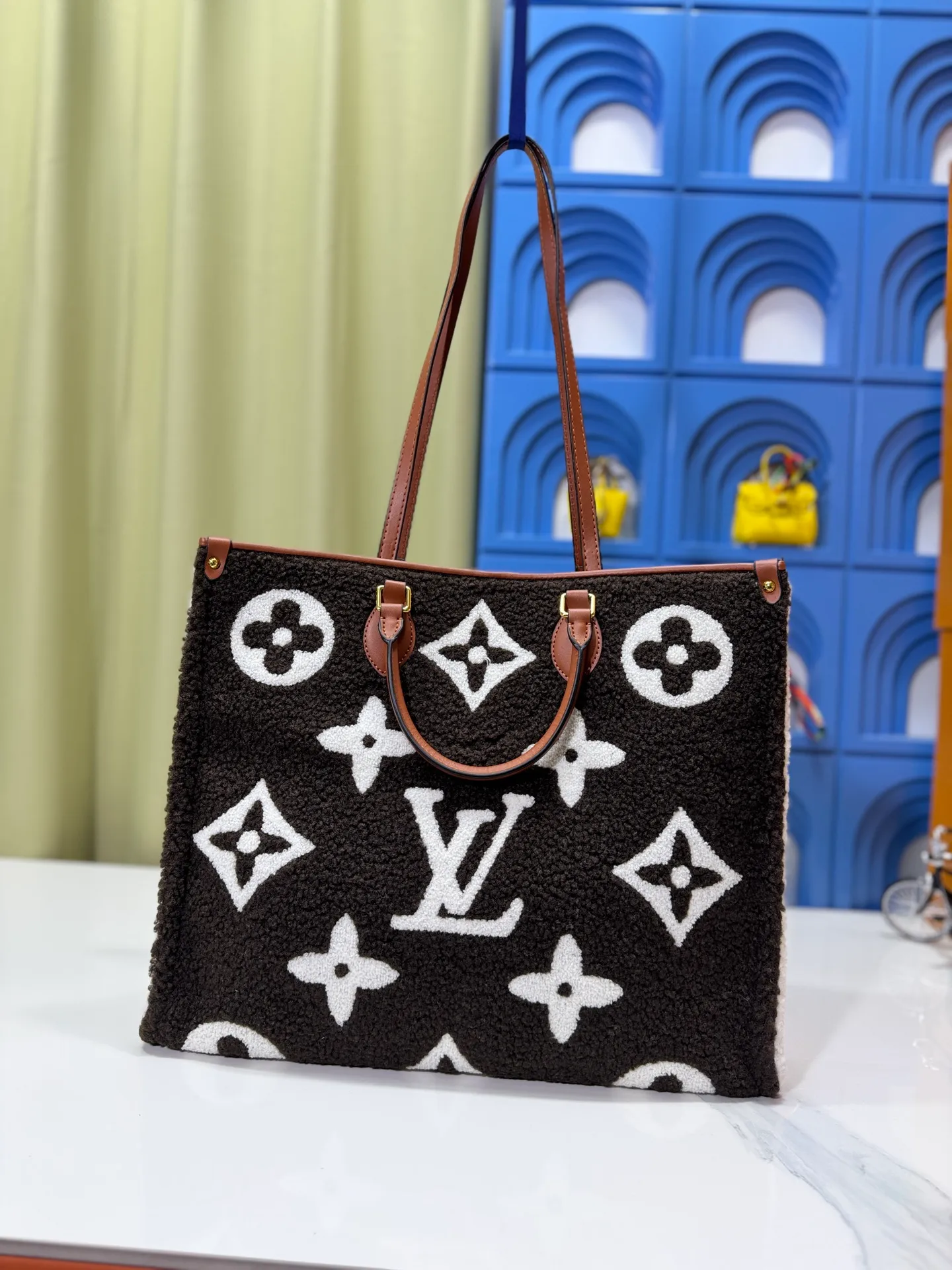 P260 Upgraded original M44571 M45039 M45321 This Onthego medium handbag is decorated with classic Monogram canvas and Monogram Reverse canvas on both sides, showing different styles at will. Toron's dual handles and shoulder strap allow for a variety of carrying options. Dimensions: 41.0 x 34.0 x 19.0 cm (length x height x width)