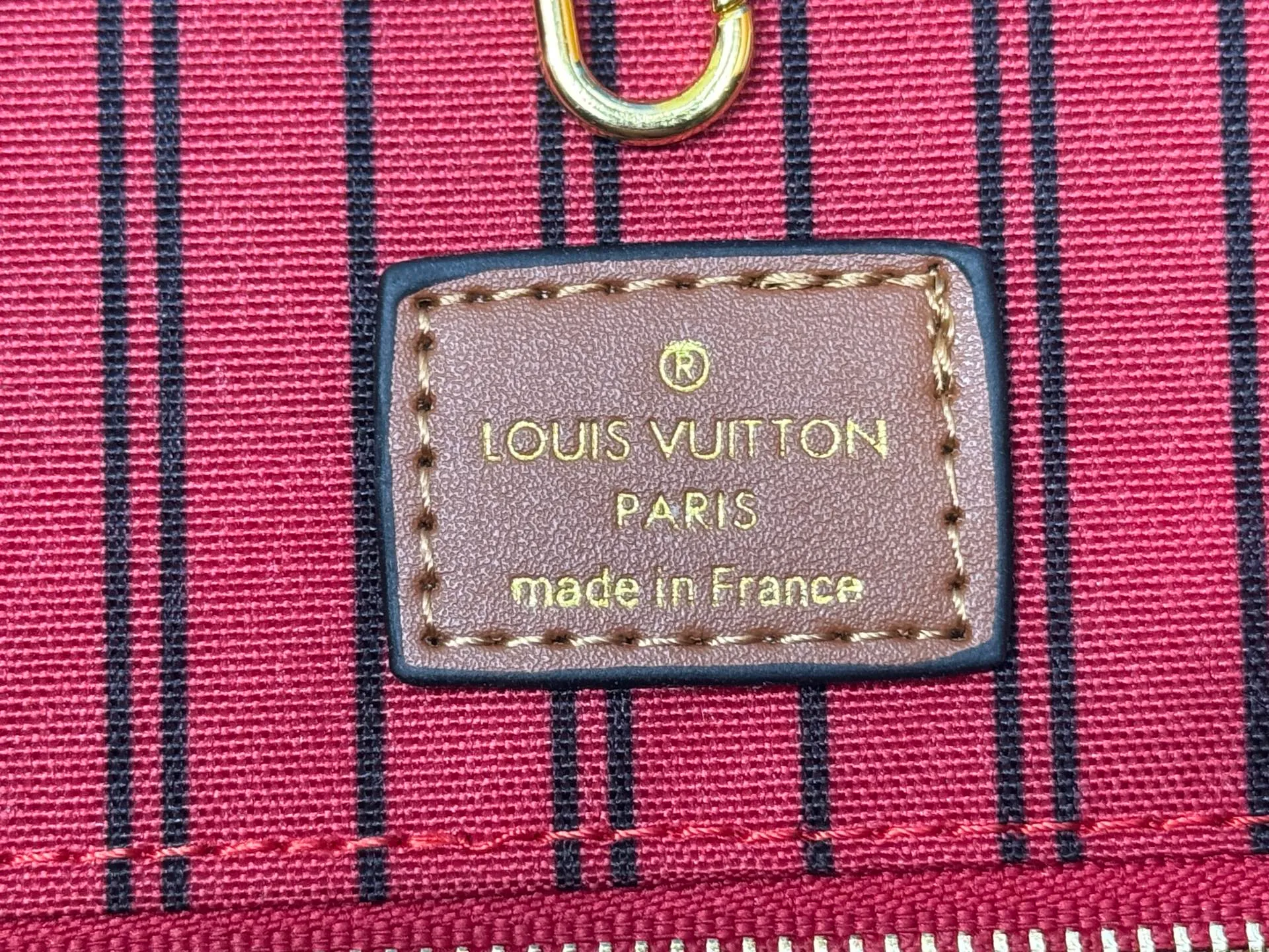 P260 Upgraded original M44571 M45039 M45321 This Onthego medium handbag is decorated with classic Monogram canvas and Monogram Reverse canvas on both sides, showing different styles at will. Toron's dual handles and shoulder strap allow for a variety of carrying options. Dimensions: 41.0 x 34.0 x 19.0 cm (length x height x width)