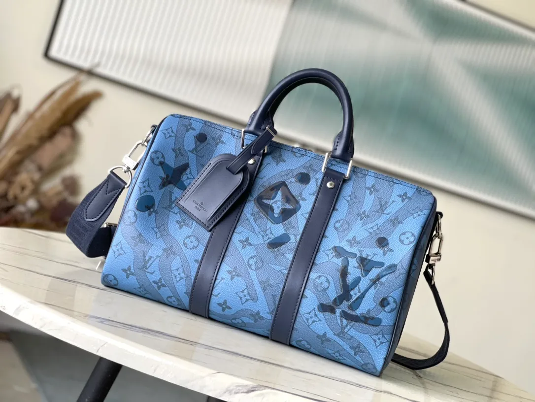 💰1160 Top Original M22573 Keepall Bandoulière 35 handbag is made of Monogram Aquagarden canvas, making the Monogram flowers and LV letters look like slowly flowing water drops. The side straps and top rolled leather handle inherit the design of the classic Keepall travel bag. The detachable and adjustable fabric shoulder strap makes it easy to carry on the shoulder or cross-body. The capacity is slightly increased compared to the City Keepall handbag. Dimensions: 34 x 21 x 16 cm
