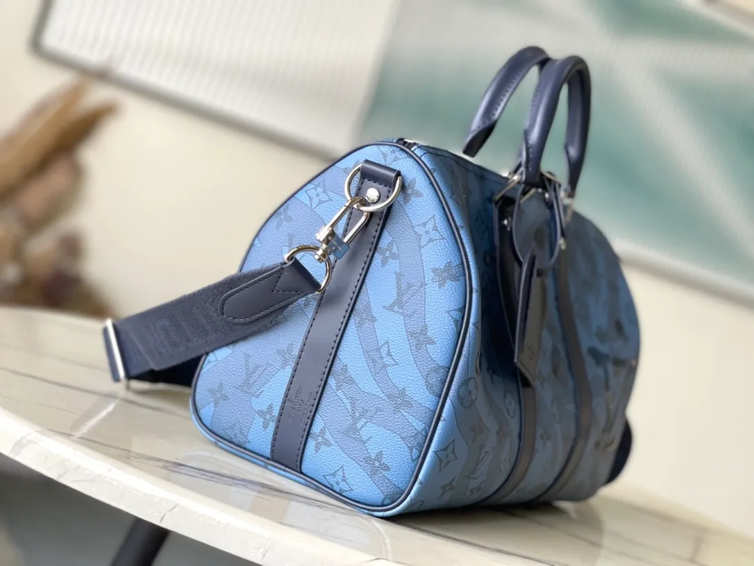 💰1160 Top Original M22573 Keepall Bandoulière 35 handbag is made of Monogram Aquagarden canvas, making the Monogram flowers and LV letters look like slowly flowing water drops. The side straps and top rolled leather handle inherit the design of the classic Keepall travel bag. The detachable and adjustable fabric shoulder strap makes it easy to carry on the shoulder or cross-body. The capacity is slightly increased compared to the City Keepall handbag. Dimensions: 34 x 21 x 16 cm