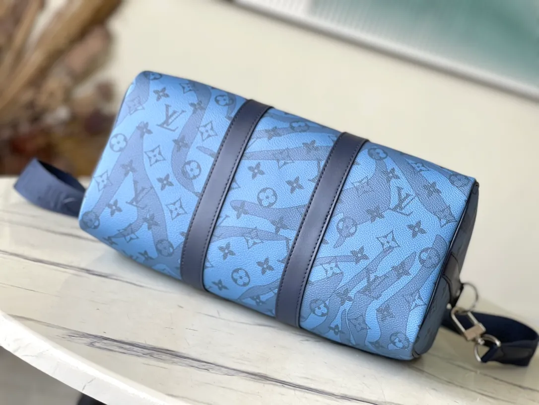 💰1160 Top Original M22573 Keepall Bandoulière 35 handbag is made of Monogram Aquagarden canvas, making the Monogram flowers and LV letters look like slowly flowing water drops. The side straps and top rolled leather handle inherit the design of the classic Keepall travel bag. The detachable and adjustable fabric shoulder strap makes it easy to carry on the shoulder or cross-body. The capacity is slightly increased compared to the City Keepall handbag. Dimensions: 34 x 21 x 16 cm